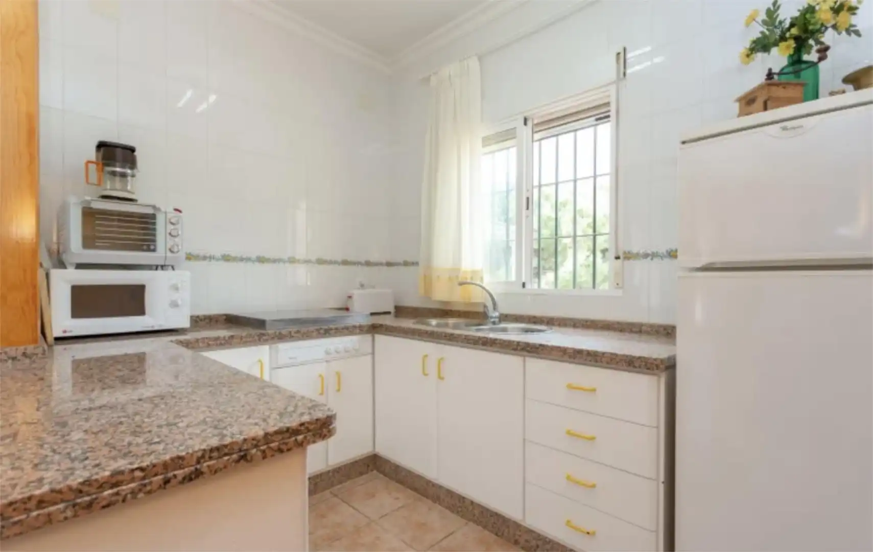 Wohnung zum Verkauf in Landstrasse la Redondela, 1, Isla Cristina Ciudad Küche von Wohnung zum Verkauf in Isla Cristina mit Klimaanlage, Terrasse und Schwimmbad