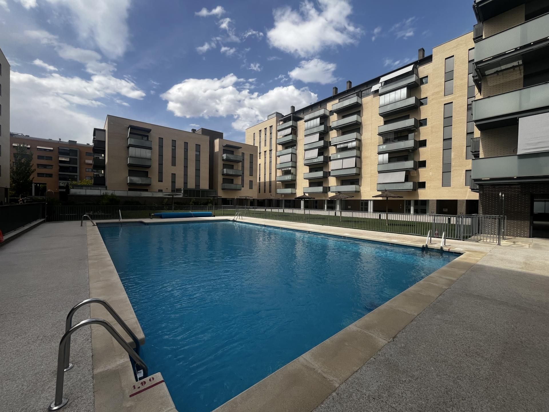 Piscina de Piso en venta en Alcorcón con Aire acondicionado, Calefacción y Jardín privado