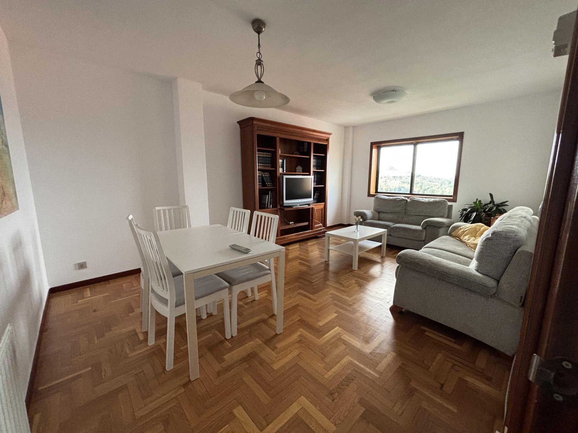 Living room of Flat to rent in Santiago de Compostela   with Heating, Parquet flooring and Furnished