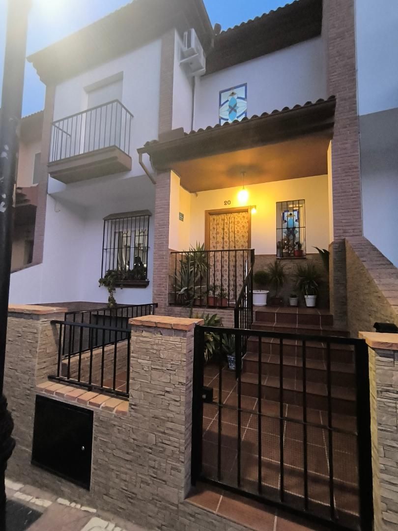 Vista exterior de Casa adosada en venda en Íllora amb Balcó