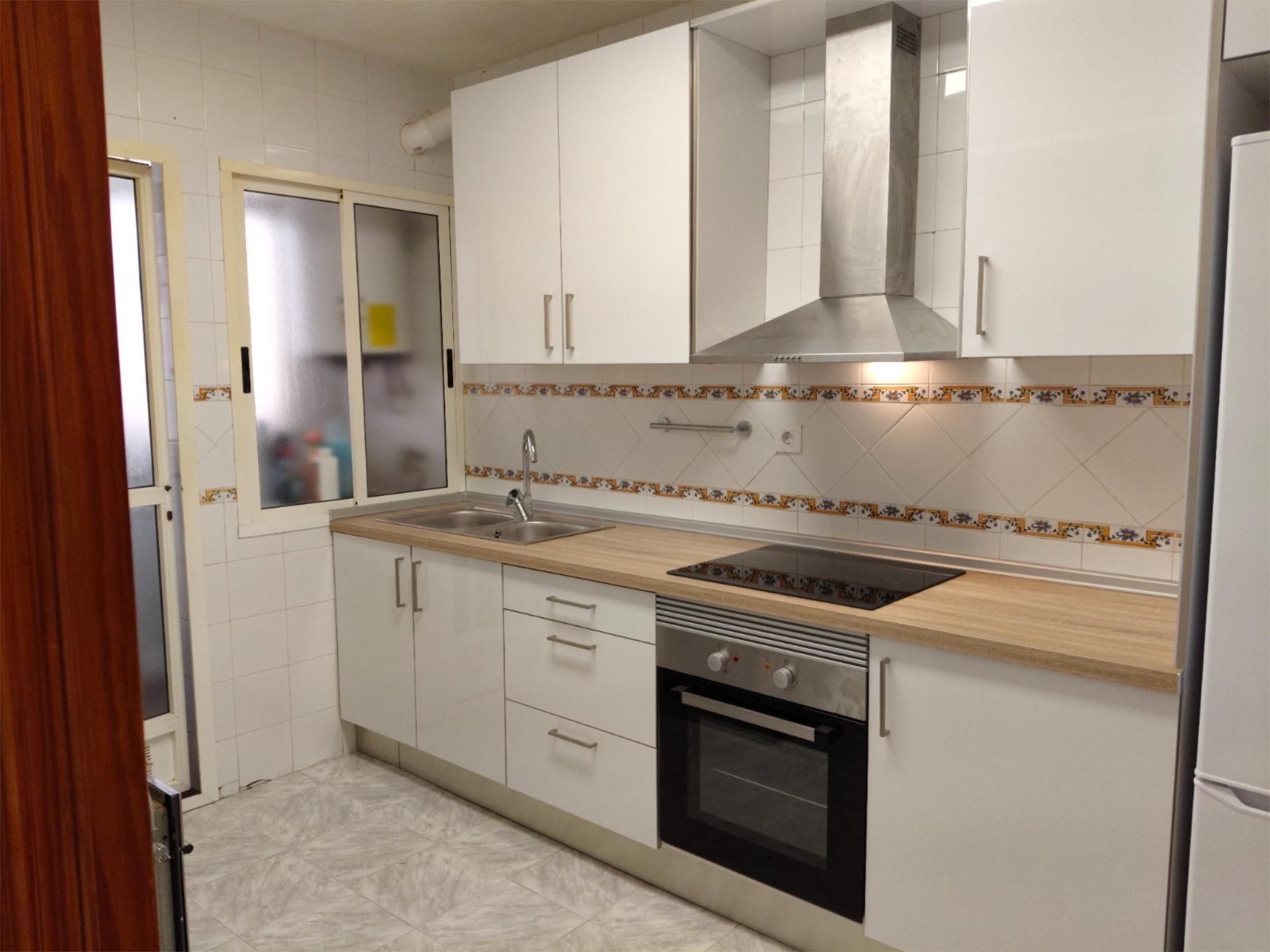 Kitchen of Flat to share in  Almería Capital  with Air Conditioner, Parquet flooring and Furnished