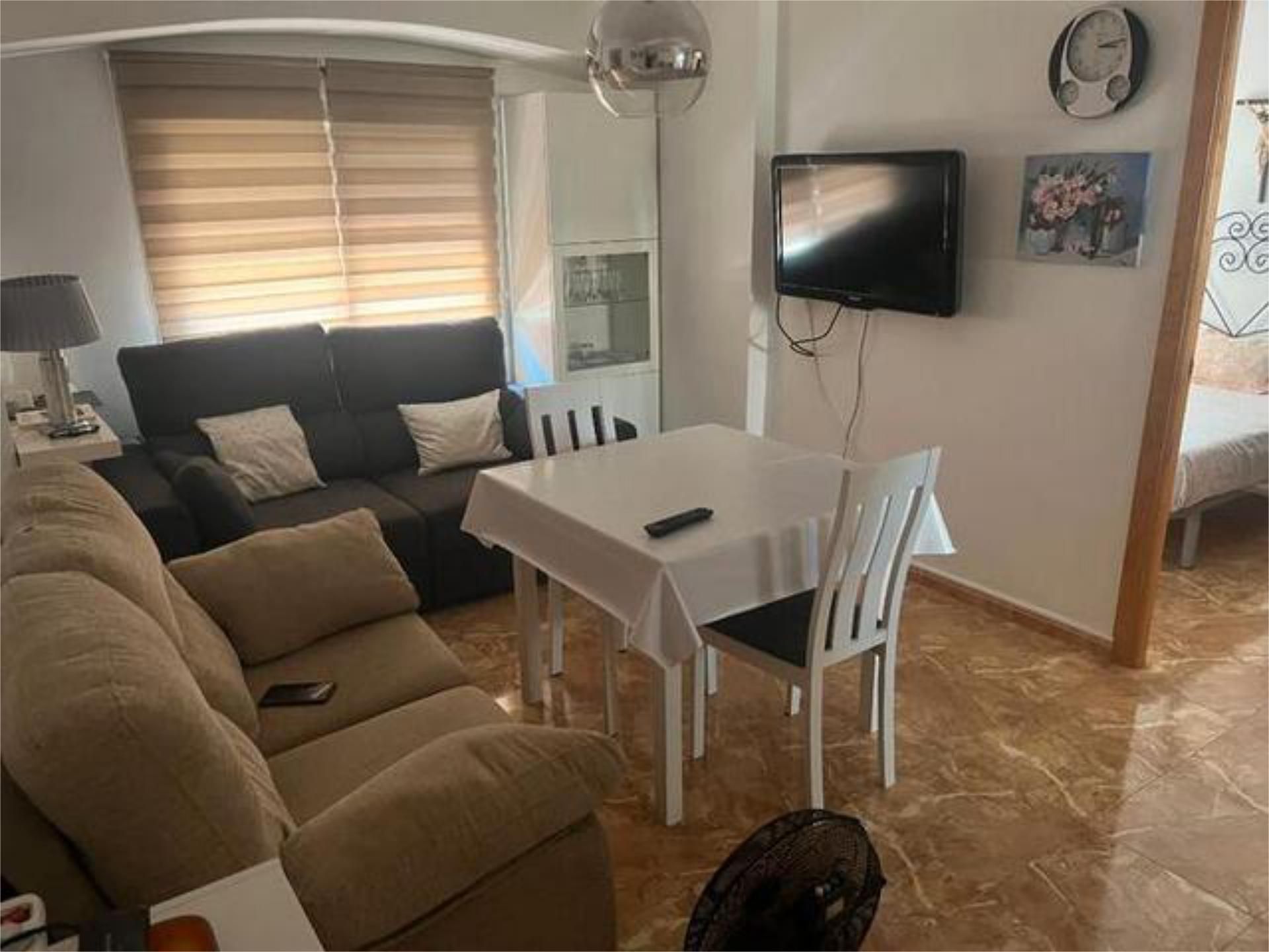 Sala d'estar de Pis de lloguer en La Línea de la Concepción amb Moblat
