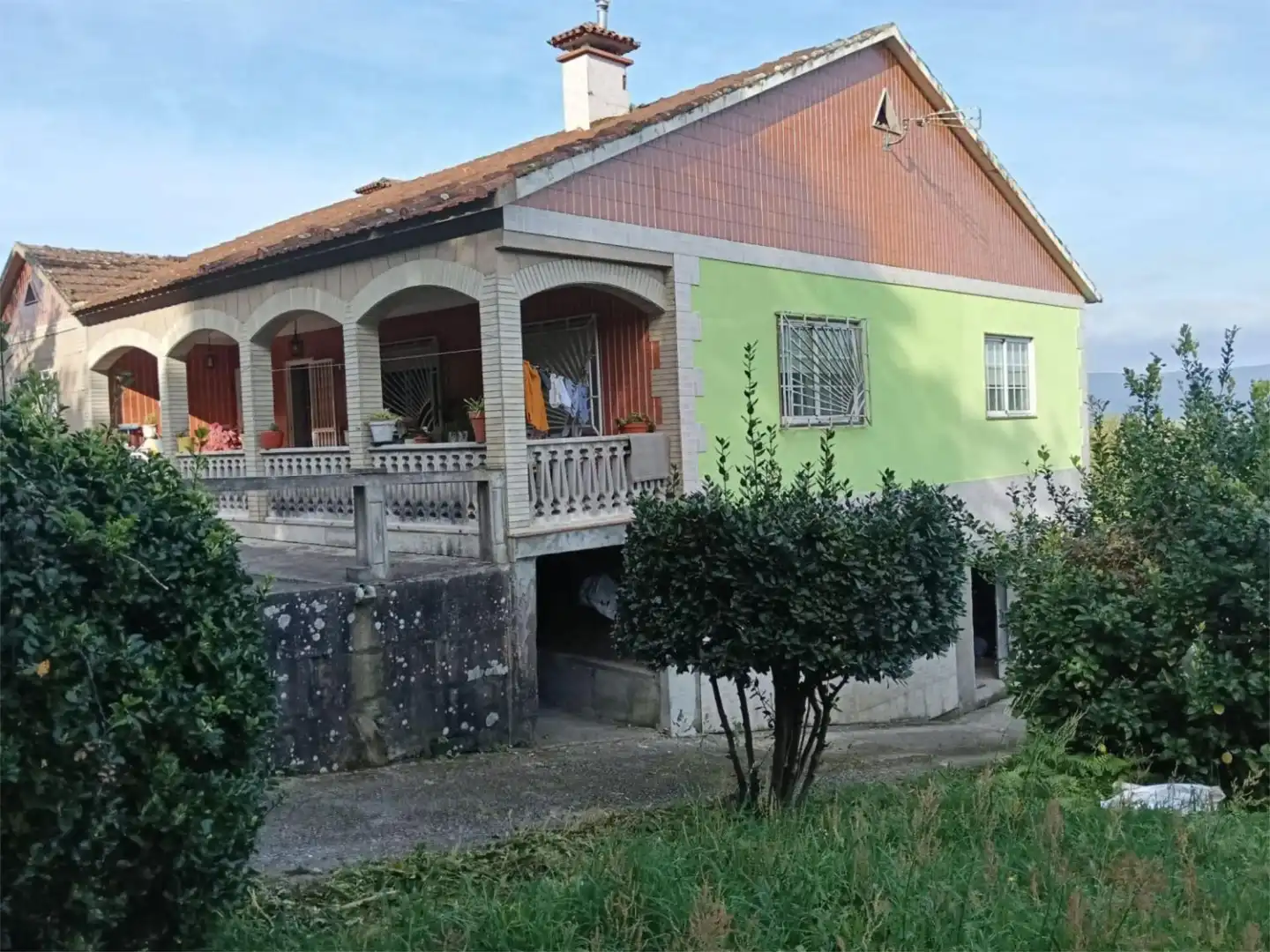 Außenansicht von Einfamilien-Reihenhaus zum Verkauf in Lalín mit Privatgarten und Möbliert