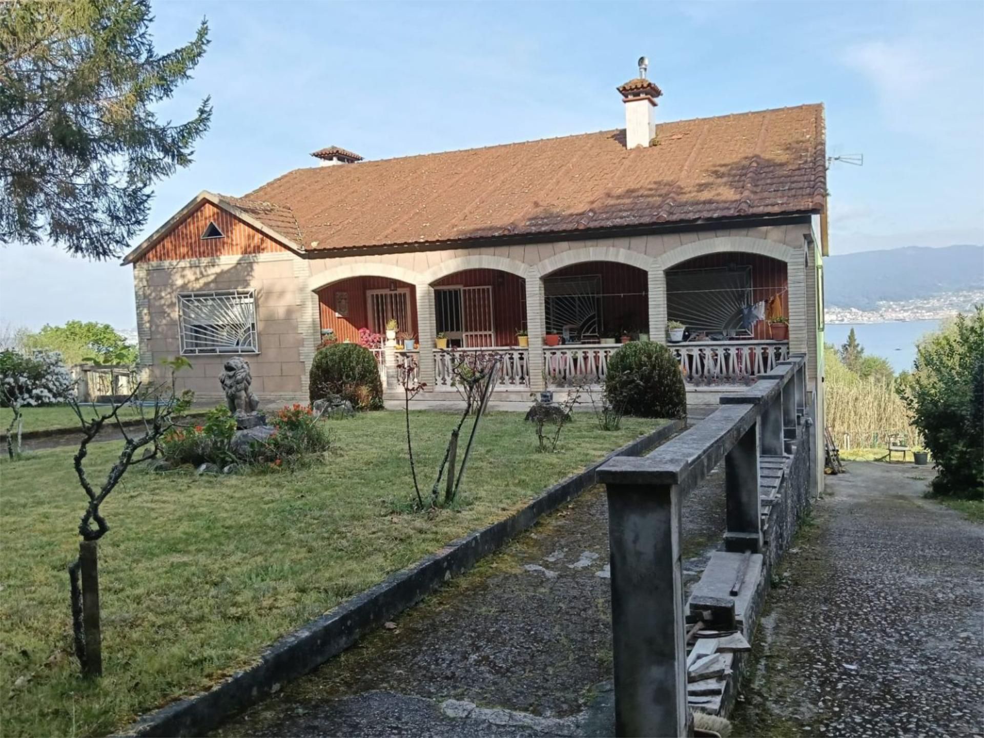 Vista exterior de Casa adosada en venda en Lalín amb Jardí privat i Moblat