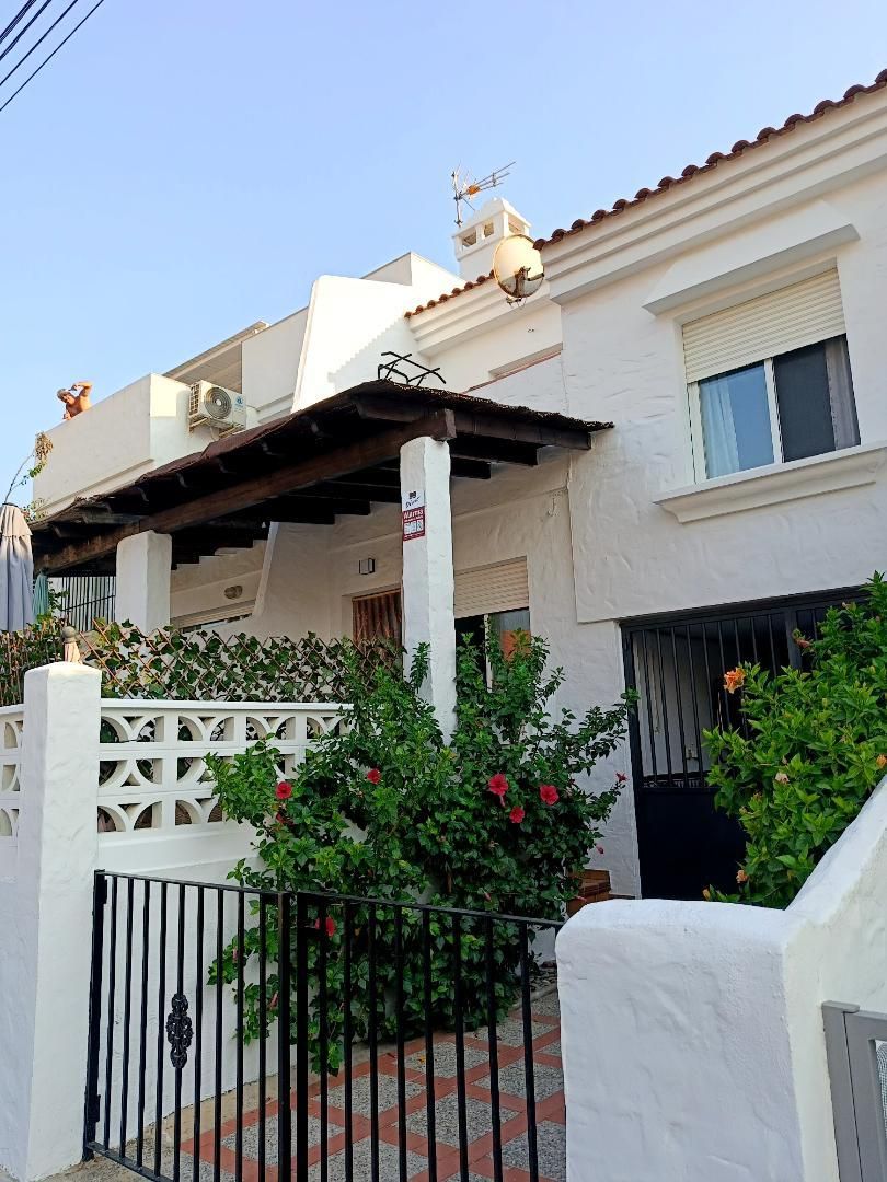 Casa adosada per a compartir a Calle Tulipán, 14, Calahonda - Carchuna