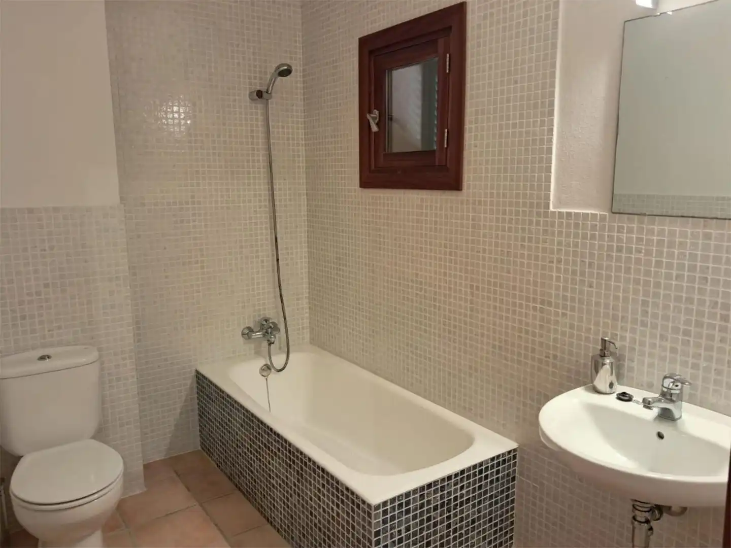 Flat for sale in Carrer de les Vinyes, 9, Son Serra - Sa Vileta Bathroom of Flat for sale in Palma de Mallorca with Air Conditioner, Private garden and Terrace