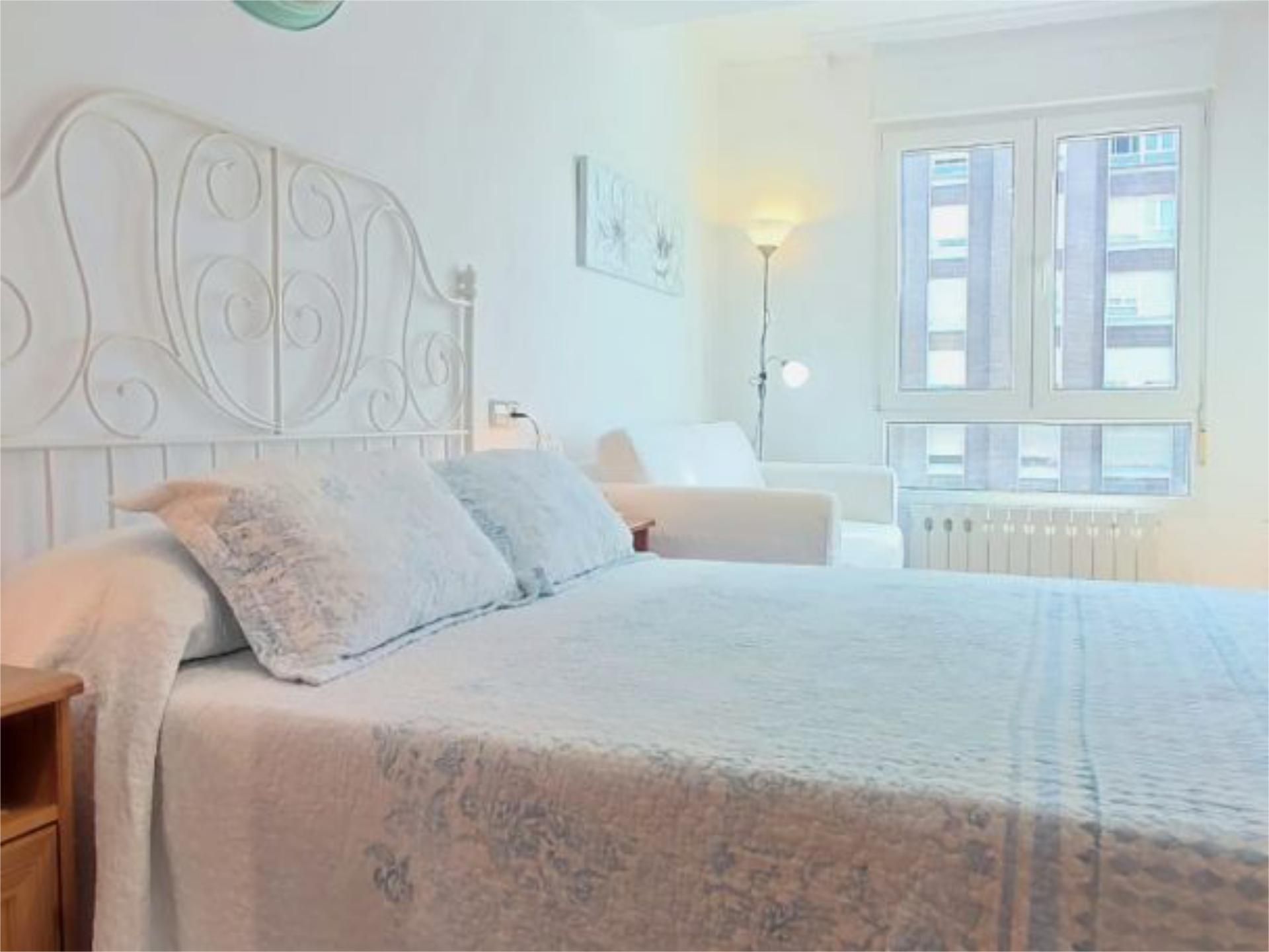 Habitación de Piso de alquiler en Gijón  con Calefacción, Parquet y Amueblado