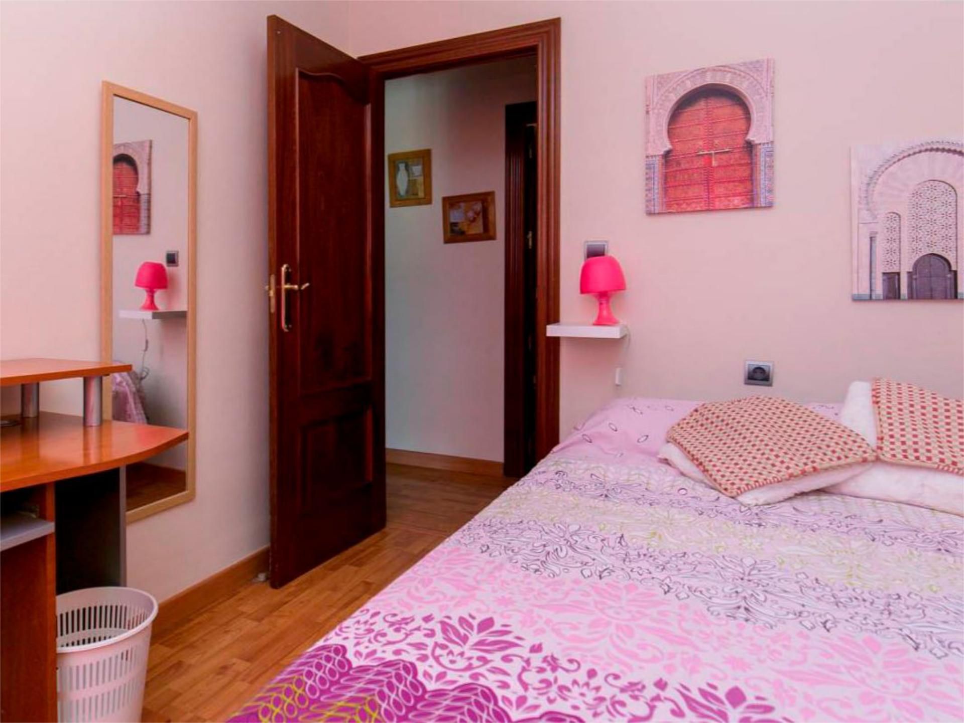Bedroom of Flat to share in  Granada Capital  with Heating, Private garden and Parquet flooring