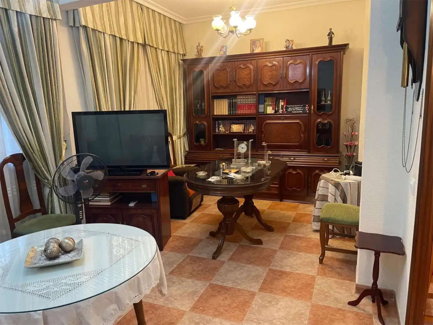 Pis de lloguer a Calle Pintor Espinosa, 12, Vista Alegre - Parque Cruz Conde Sala d'estar de Pis de lloguer en Córdoba amb Aire condicionat, Jardí privat i Moblat