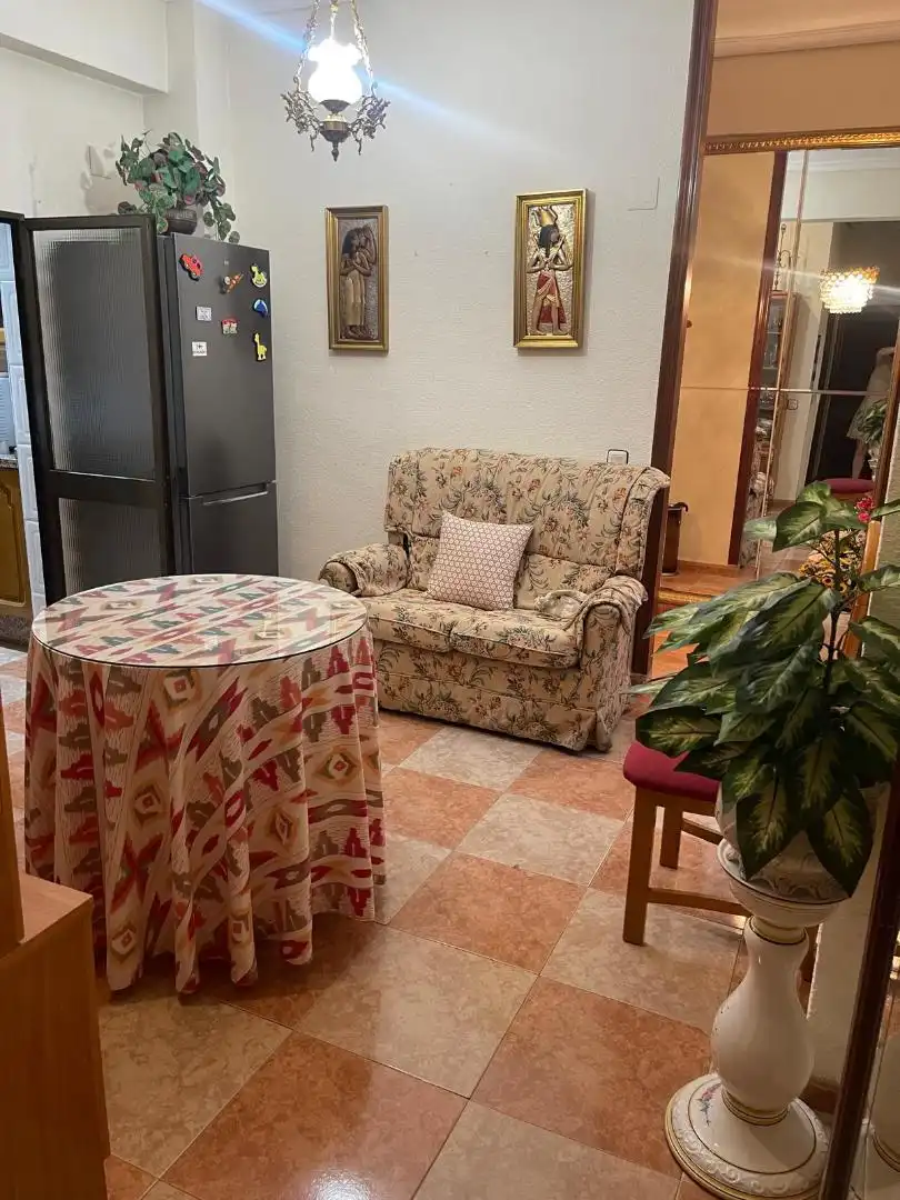 Pis de lloguer a Calle Pintor Espinosa, 12, Vista Alegre - Parque Cruz Conde Sala d'estar de Pis de lloguer en Córdoba amb Aire condicionat, Jardí privat i Moblat
