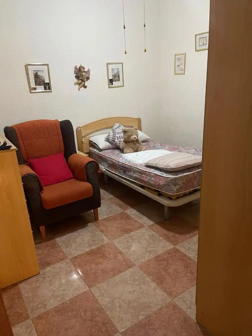 Pis de lloguer a Calle Pintor Espinosa, 12, Vista Alegre - Parque Cruz Conde Dormitori de Pis de lloguer en Córdoba amb Aire condicionat, Jardí privat i Moblat