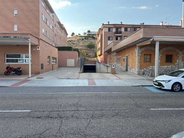 Garaje en Alquiler en Avenida de José Luis Lasa, 71 en La Vega