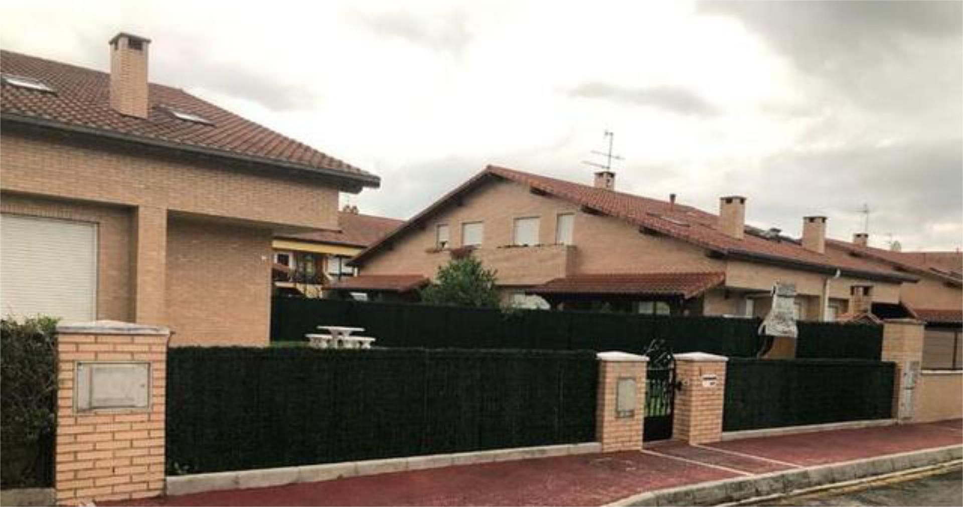 Vista exterior de Casa adosada en venda en Torrelavega 