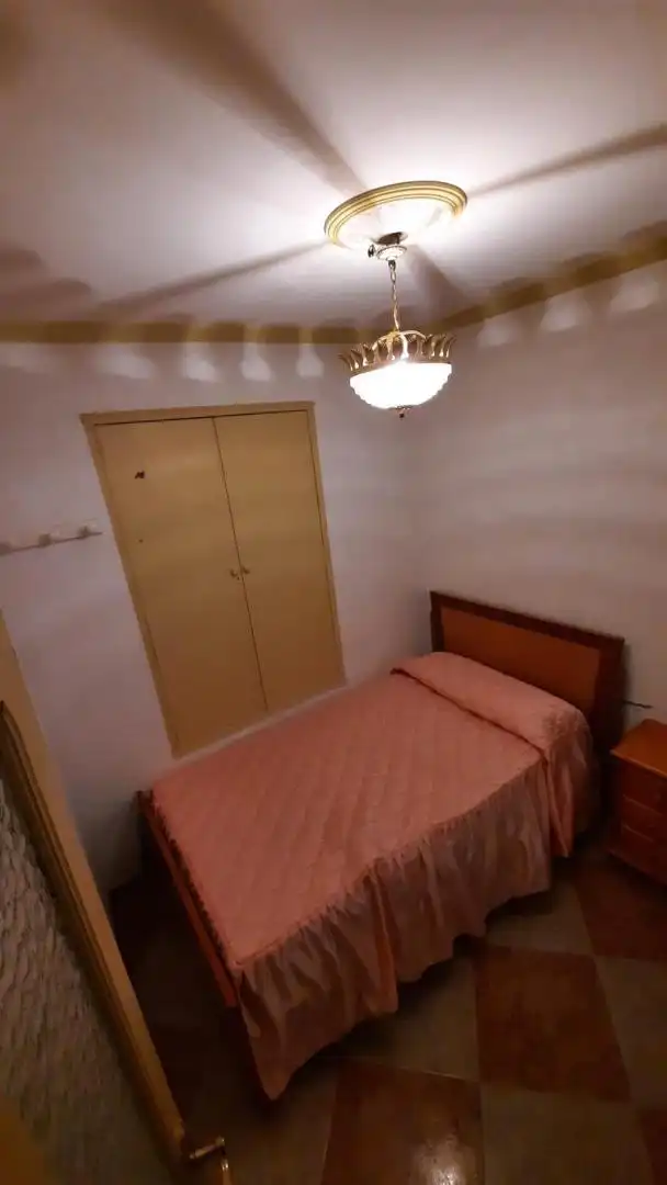 Casa adosada en venta en Calle Baja, 37, Diezma Habitación de Casa adosada en venta en Diezma con Parquet, Terraza y Trastero