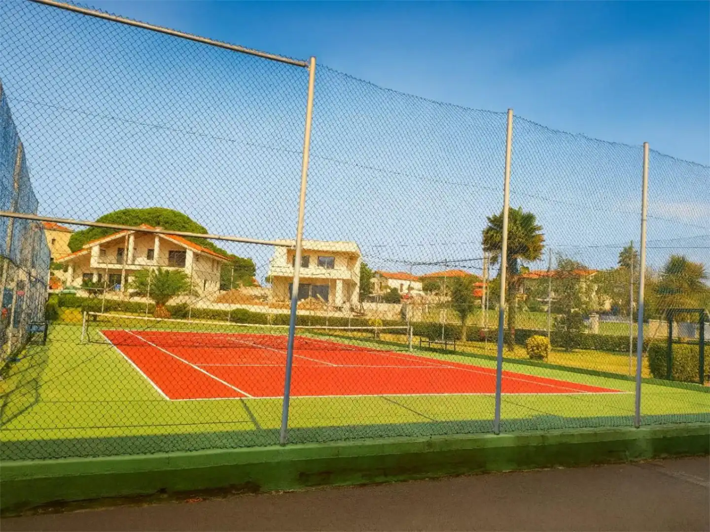 Pis en venda a Avenida Benedicto Ruiz, 940, Ajo Vista exterior de Pis en venda en Bareyo amb Calefacció, Jardí privat i Parquet
