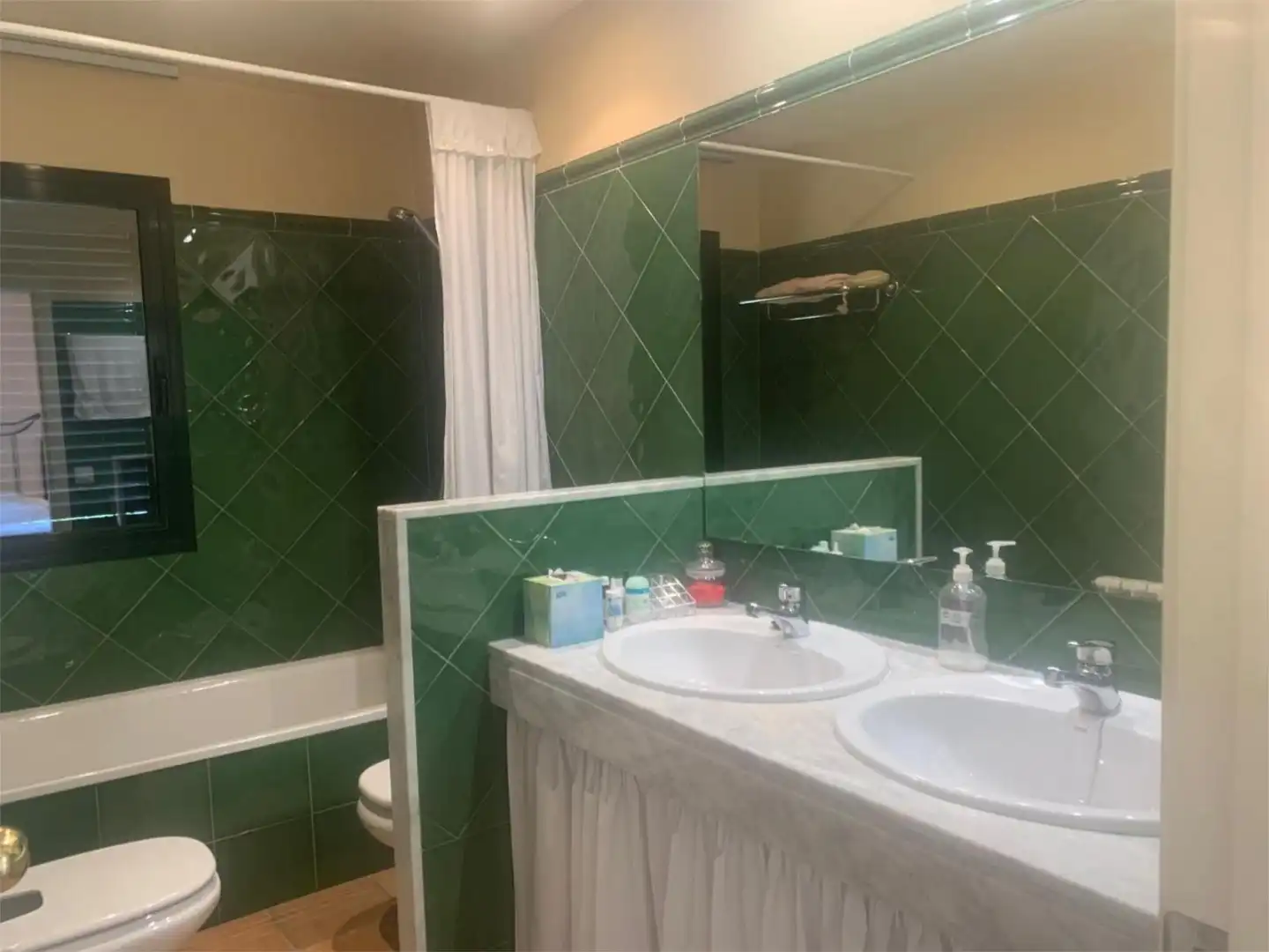 Flat for sale in Avinguda Josep Maria de Ventos, 17, Navata Bathroom of Flat for sale in Navata with Terrace and Swimming Pool