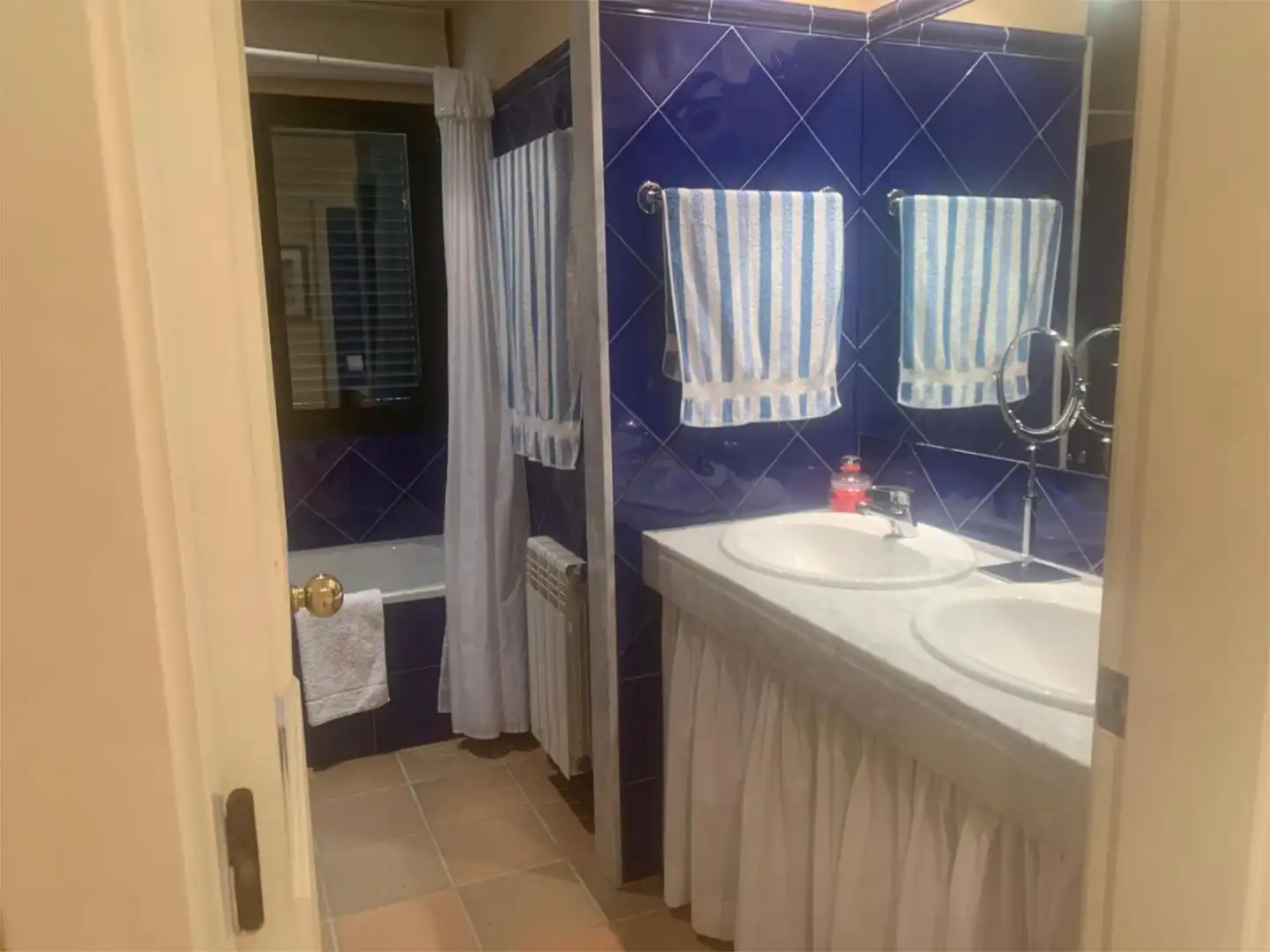 Flat for sale in Avinguda Josep Maria de Ventos, 17, Navata Bathroom of Flat for sale in Navata with Terrace and Swimming Pool