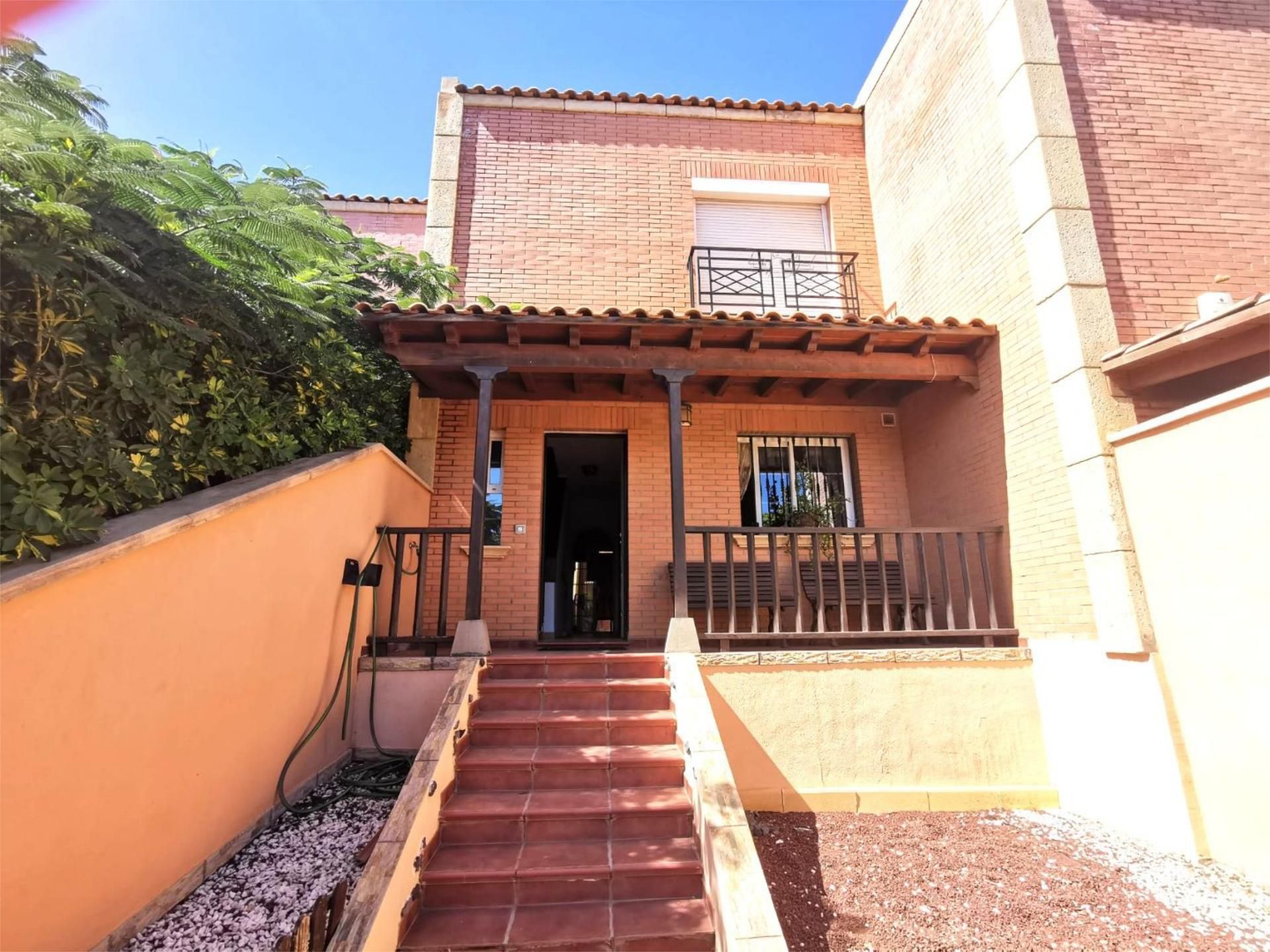 Vista exterior de Casa adosada en venda en El Rosario amb Jardí privat, Terrassa i Piscina