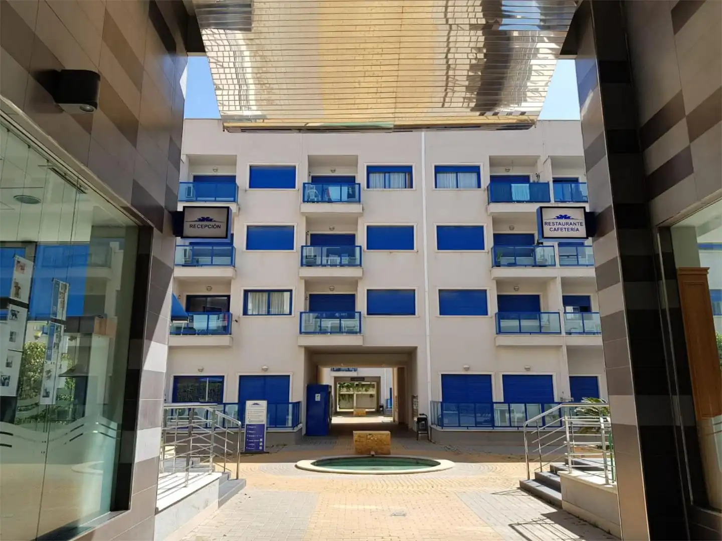 Pis de lloguer a Glorieta del Reino Unido, 6, Palmeral Vista exterior de Pis de lloguer en Alicante / Alacant amb Aire condicionat, Piscina i Balcó