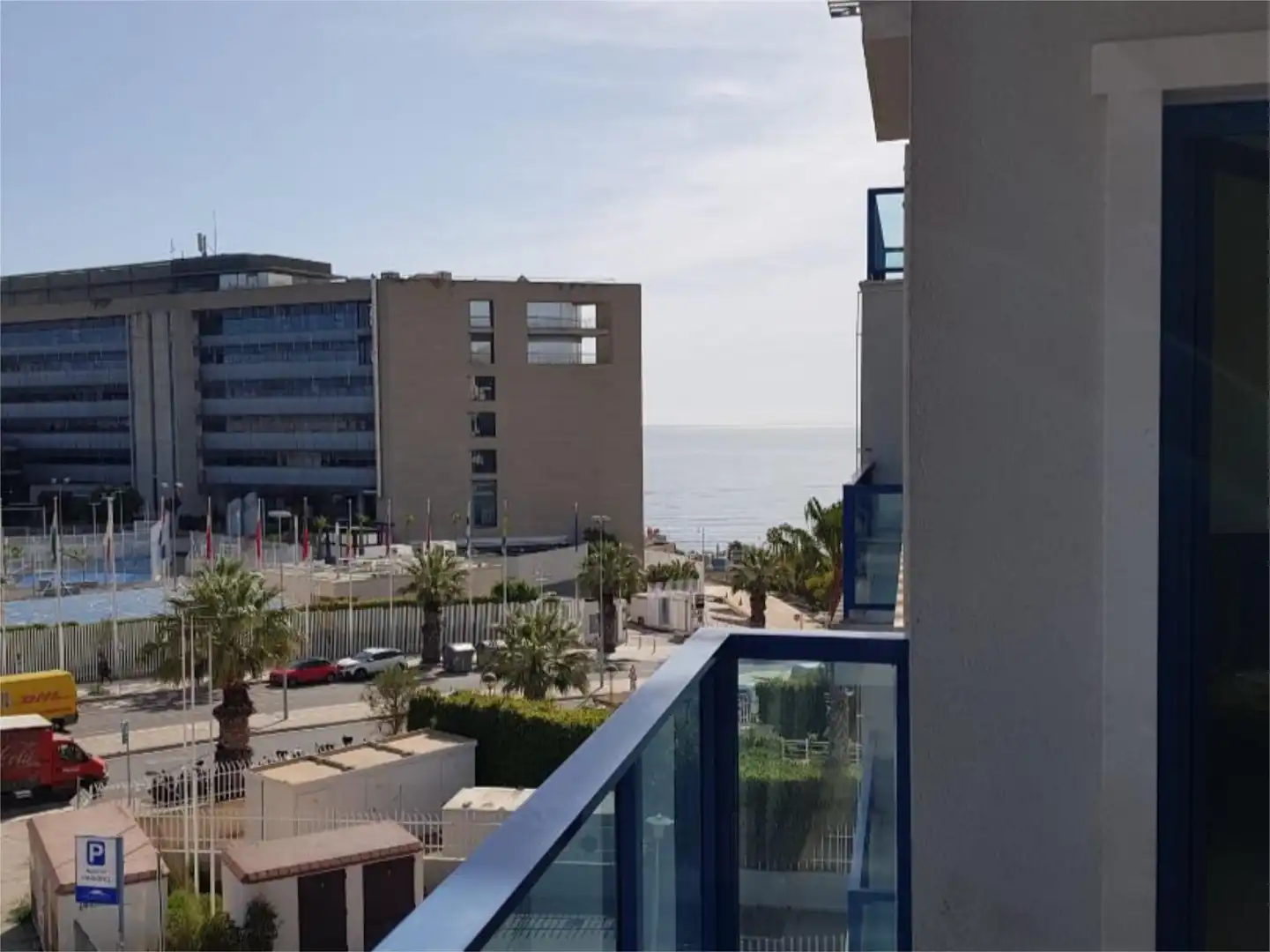 Pis de lloguer a Glorieta del Reino Unido, 6, Palmeral Vista exterior de Pis de lloguer en Alicante / Alacant amb Aire condicionat, Piscina i Balcó