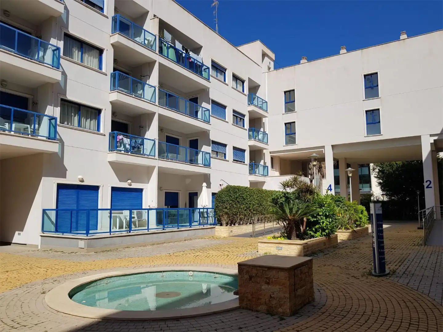 Pis de lloguer a Glorieta del Reino Unido, 6, Palmeral Vista exterior de Pis de lloguer en Alicante / Alacant amb Aire condicionat, Piscina i Balcó