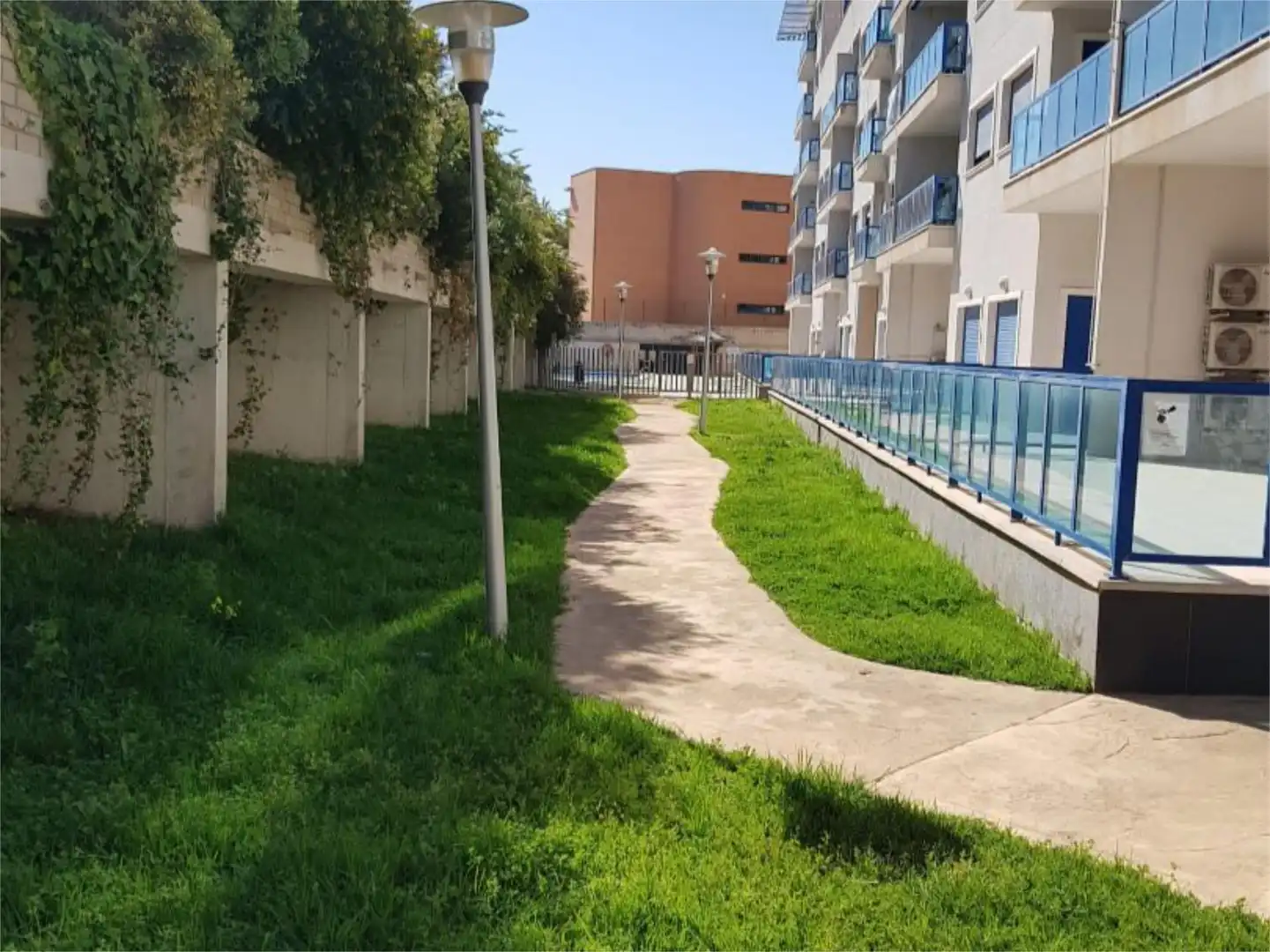 Pis de lloguer a Glorieta del Reino Unido, 6, Palmeral Vista exterior de Pis de lloguer en Alicante / Alacant amb Aire condicionat, Piscina i Balcó