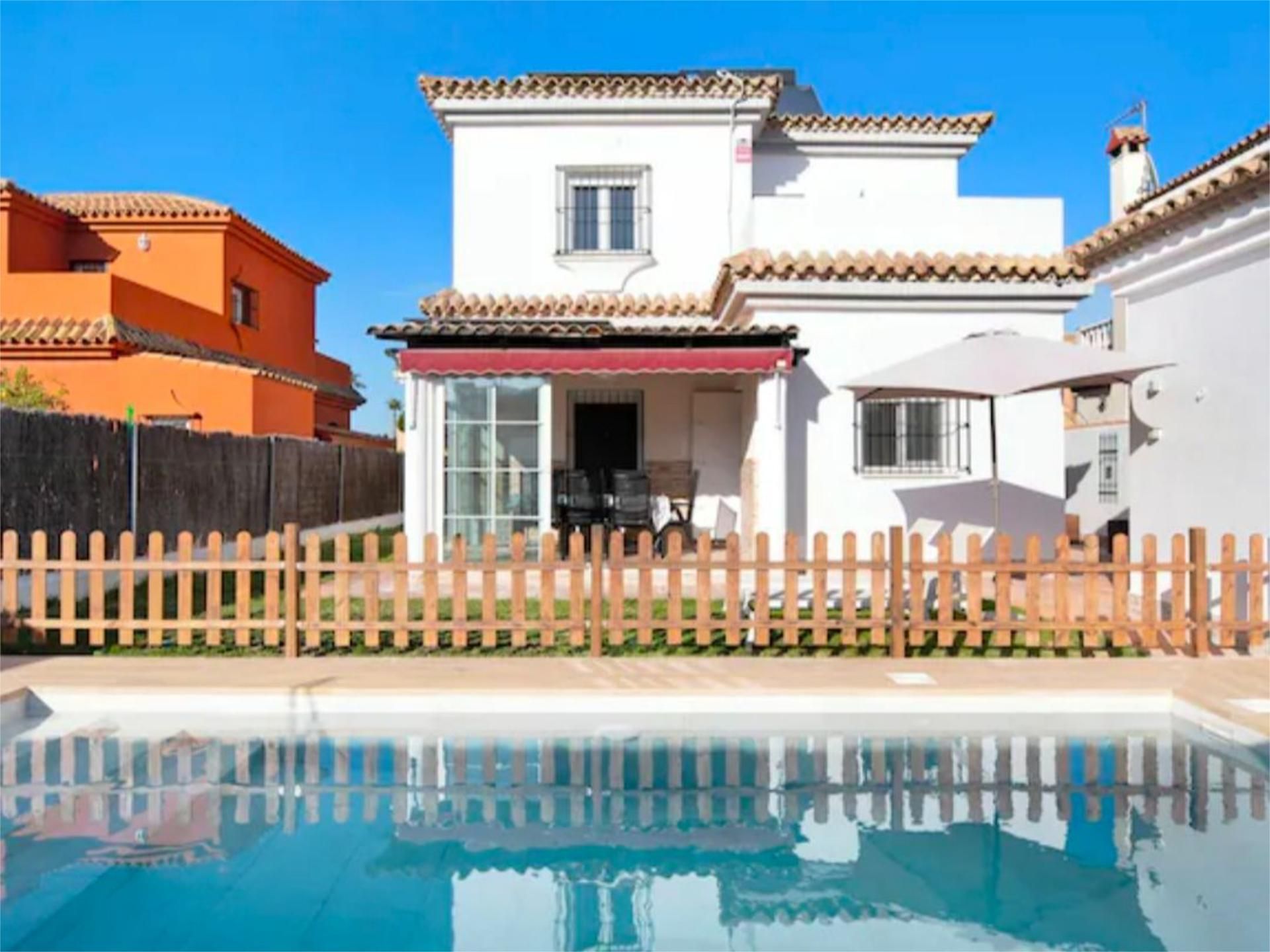 Exterior view of House or chalet to rent in Chiclana de la Frontera  with Terrace, Swimming Pool and Balcony