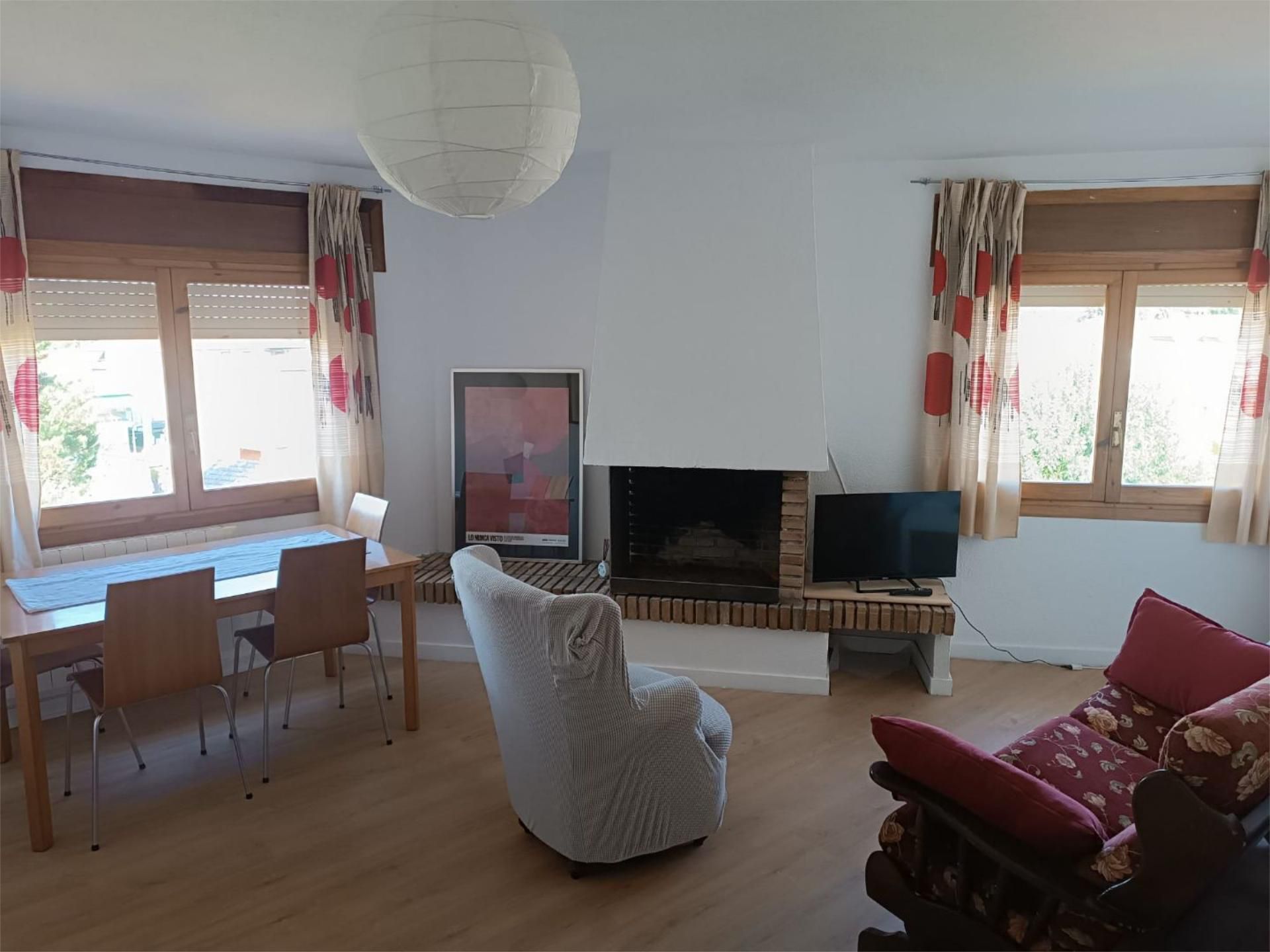 Sala de estar de Piso de alquiler en Navaluenga con Calefacción, Parquet y Amueblado