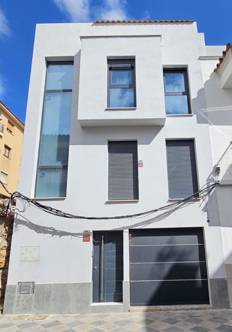 Vista exterior de Casa adosada en venda en Algeciras amb Terrassa, Traster i Piscina