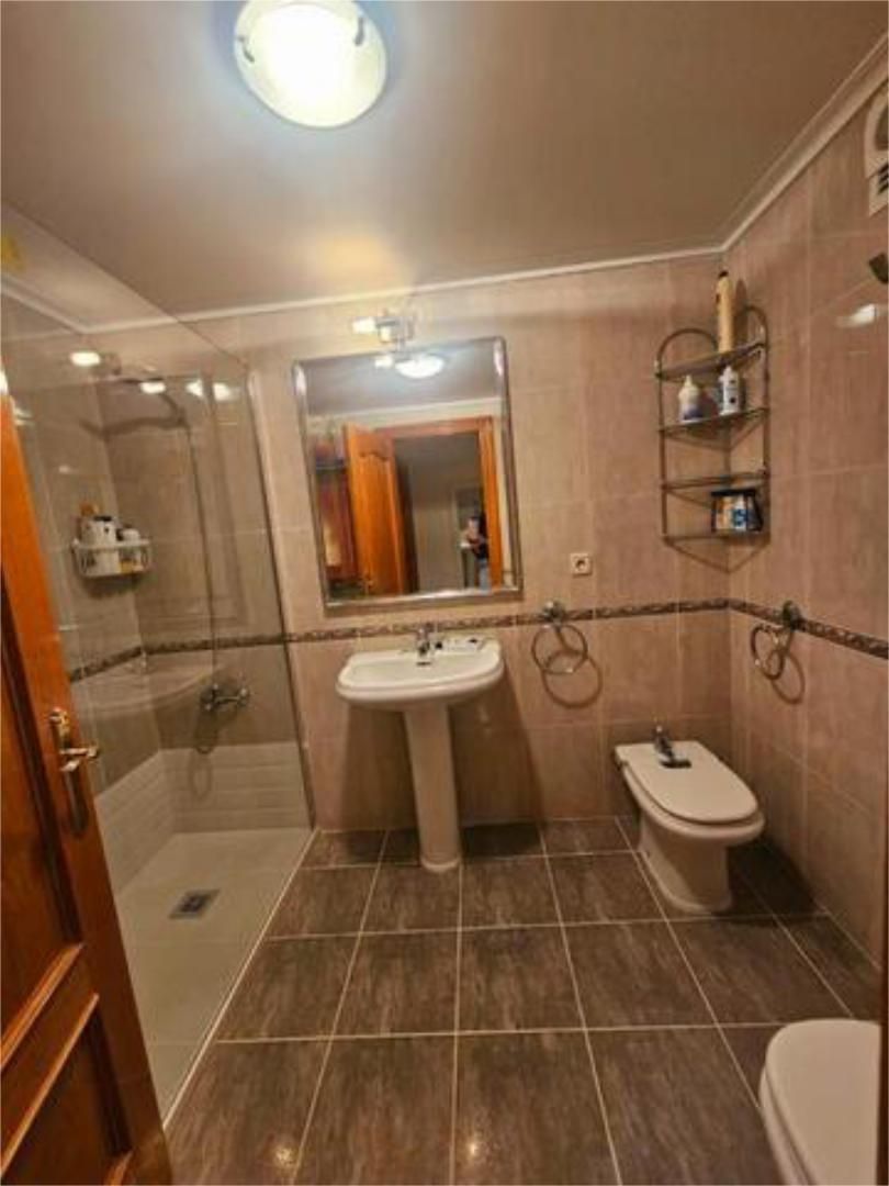 Bany de Apartament de lloguer en León Capital  amb Calefacció, Piscina i Moblat