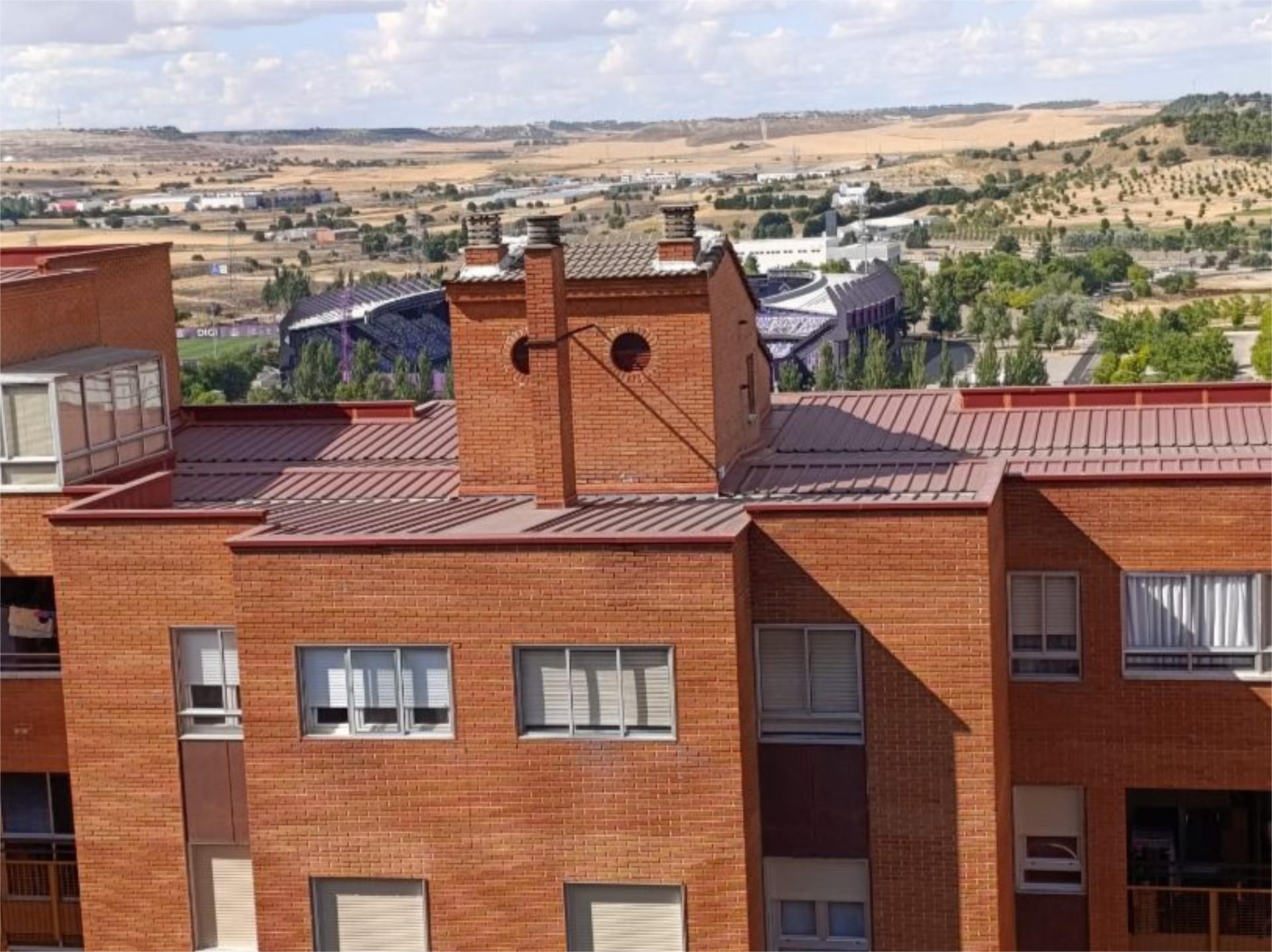Exterior view of Flat for sale in Valladolid Capital  with Terrace, Swimming Pool and Balcony