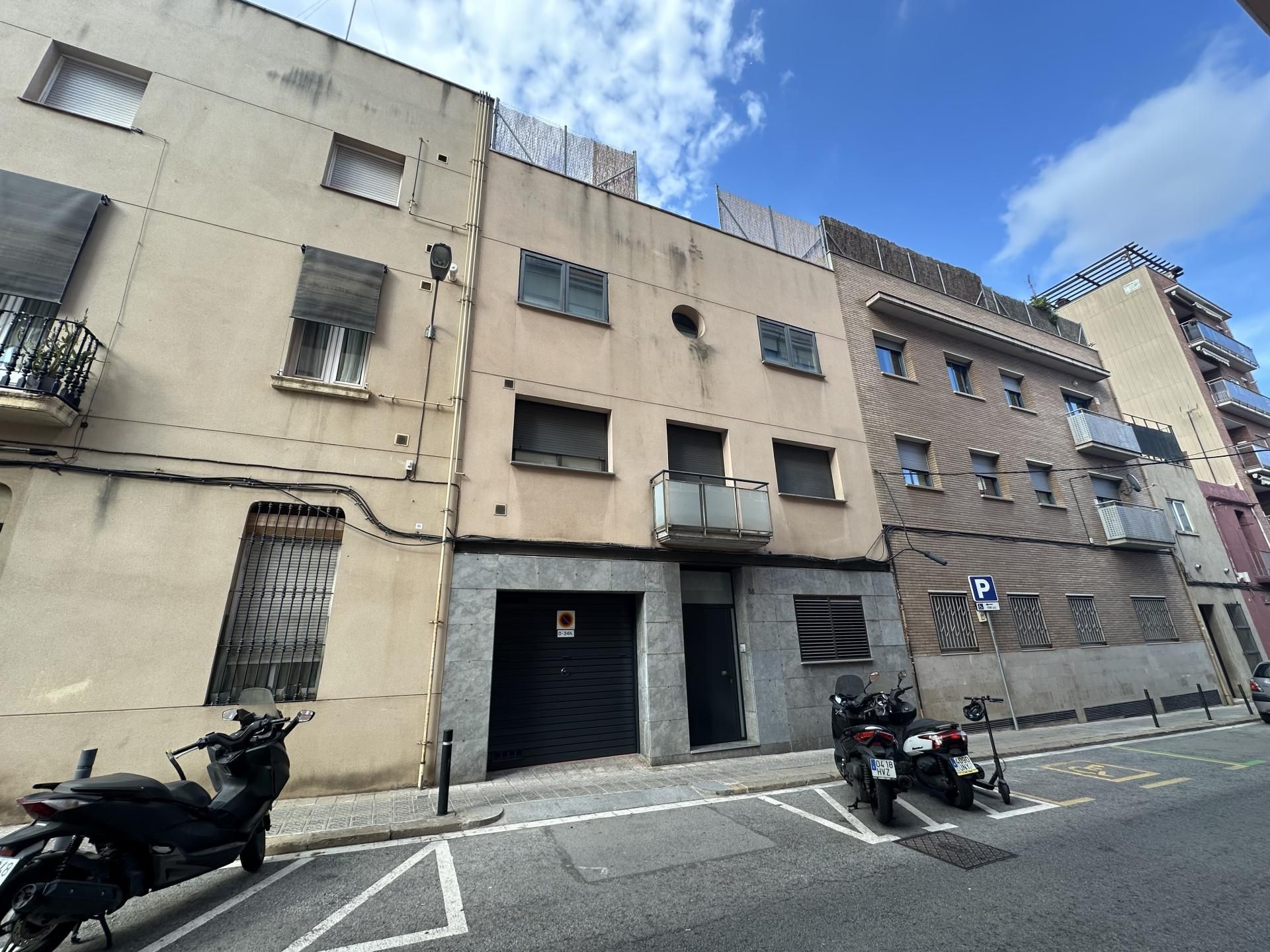 Exterior view of House or chalet for sale in  Barcelona Capital  with Air Conditioner, Terrace and Balcony