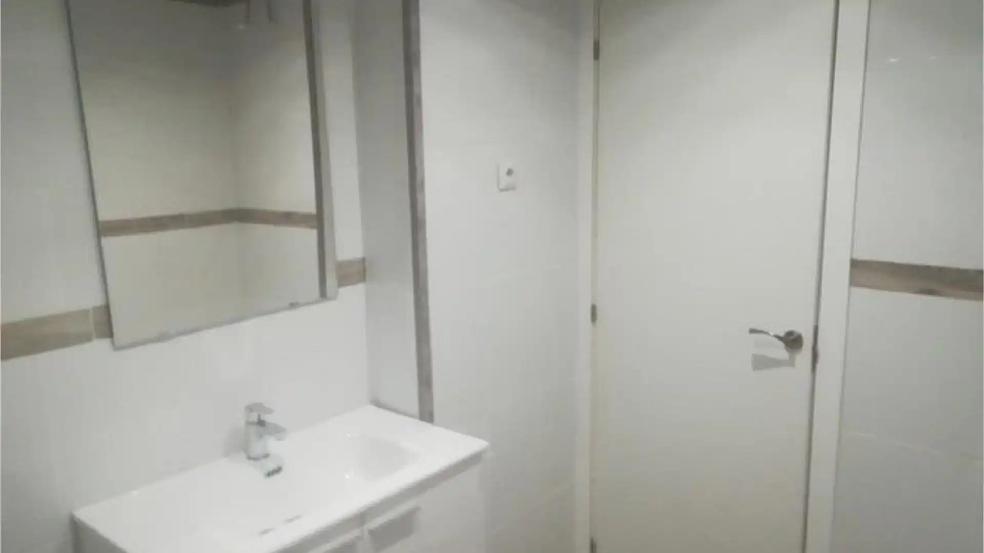 Bathroom of Premises for rent in  Zaragoza Capital  with Air Conditioner, Heating and Parquet flooring