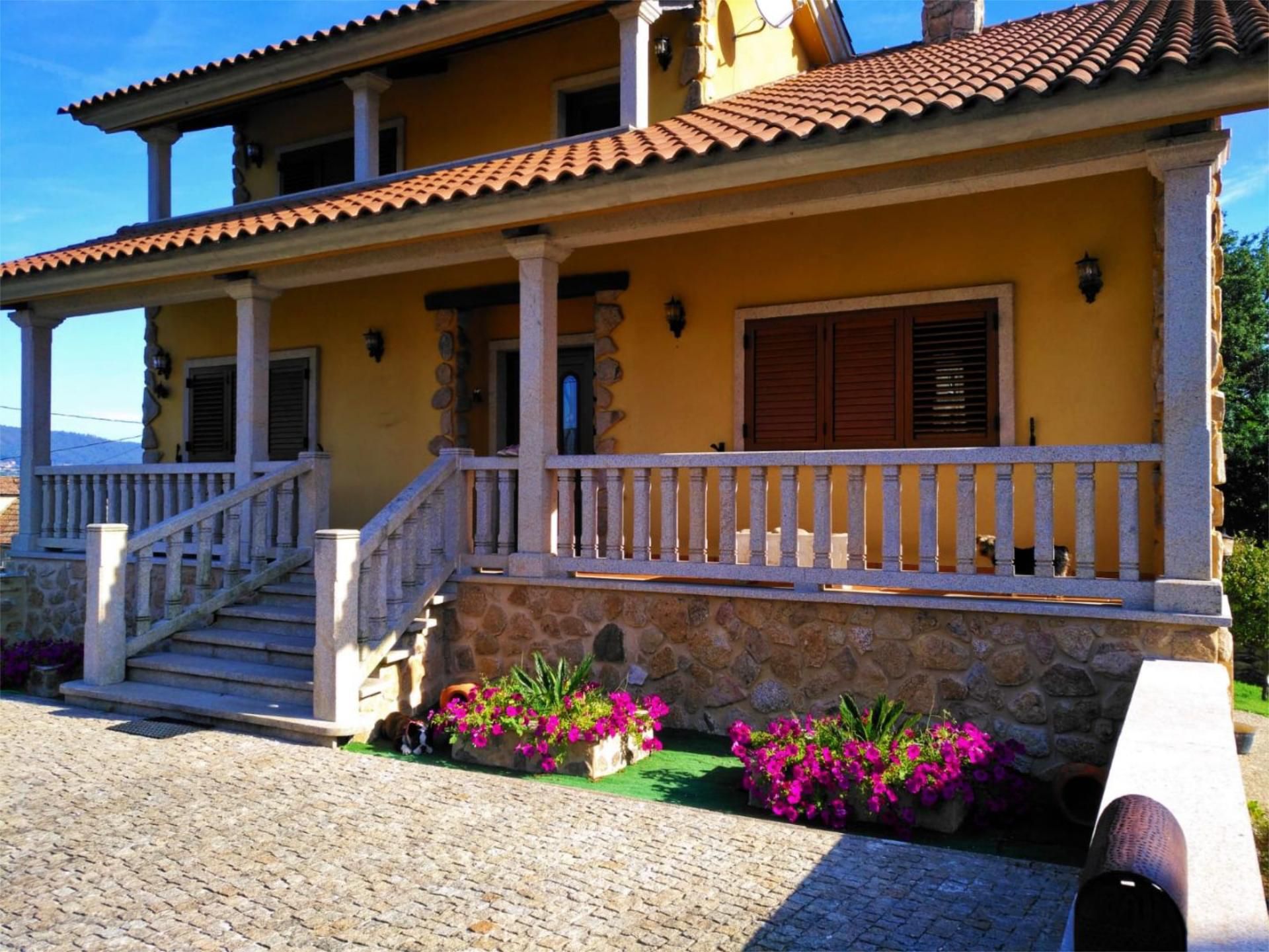 Vista exterior de Pis en venda en Redondela amb Jardí privat, Parquet i Terrassa