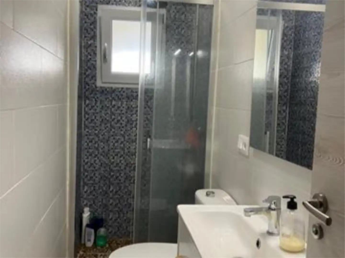 Baño de Piso para compartir en Zamora Capital  con Calefacción, Parquet y Terraza