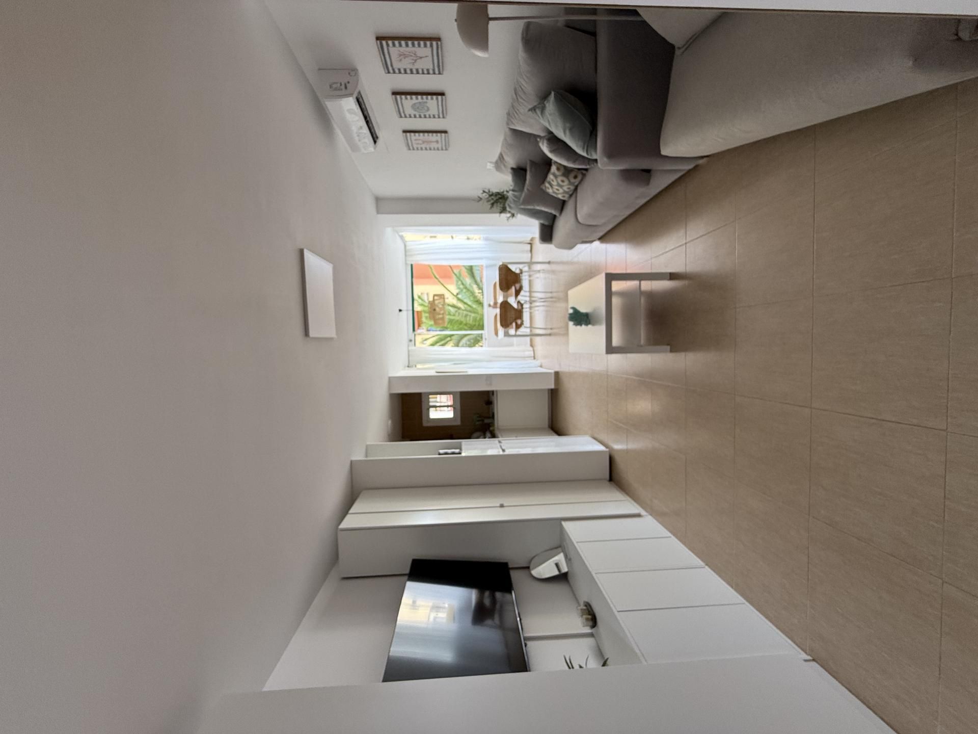 Sala d'estar de Estudi de lloguer en Fuengirola amb Aire condicionat, Jardí privat i Terrassa