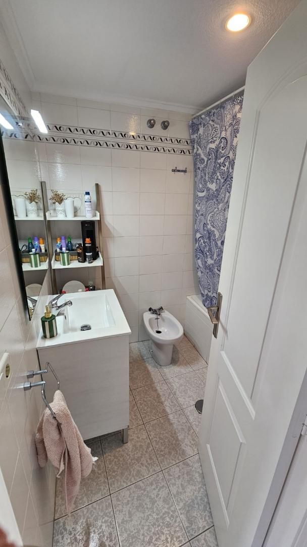 Bany de Pis de lloguer en Santa Pola amb Jardí privat, Terrassa i Piscina