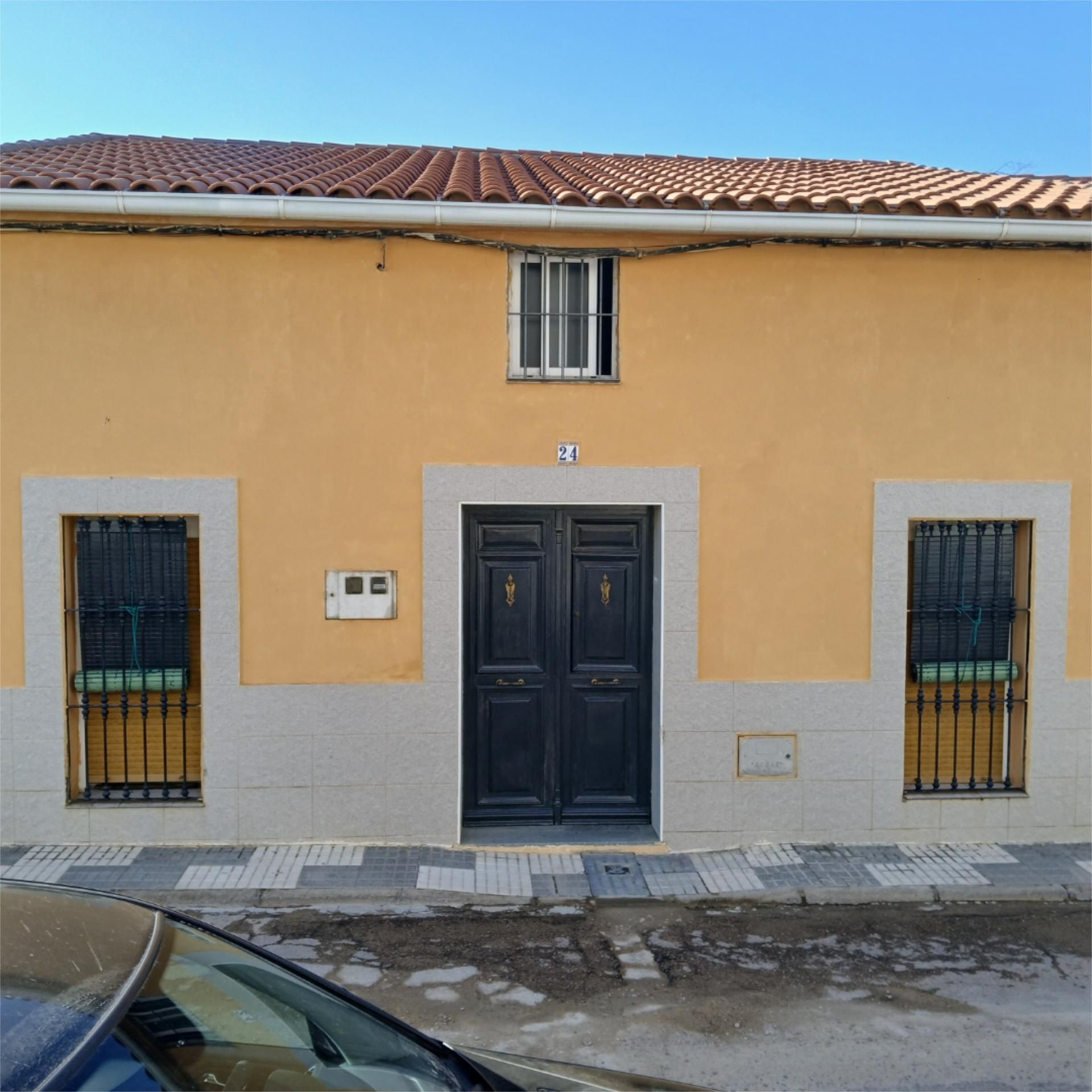 Vista exterior de Casa adosada en venda en La Coronada amb Terrassa i Piscina