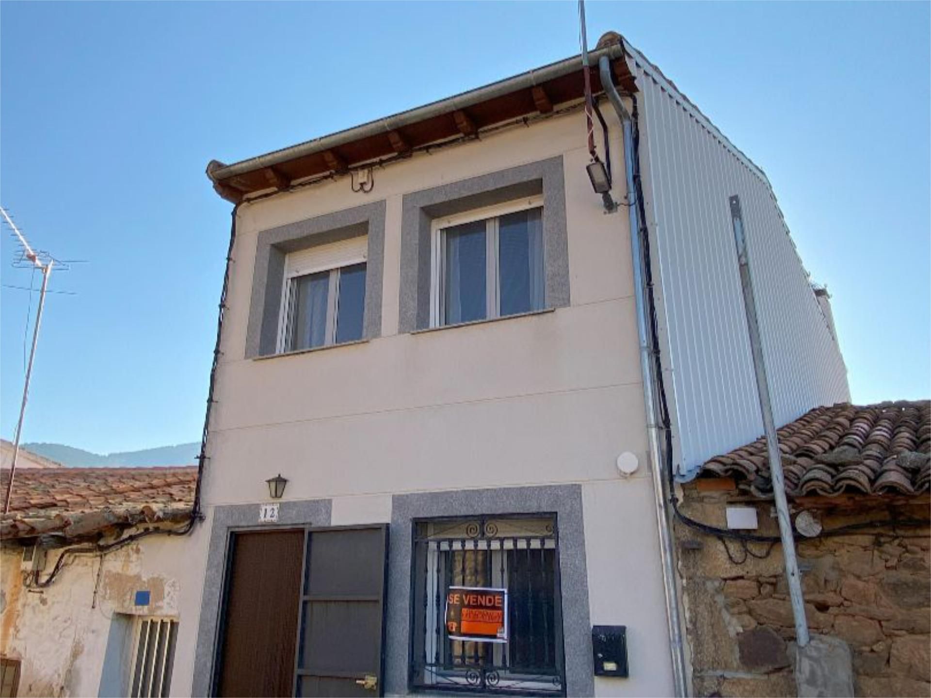 Vista exterior de Casa adosada en venda en Los Llanos de Tormes  amb Calefacció, Traster i Moblat
