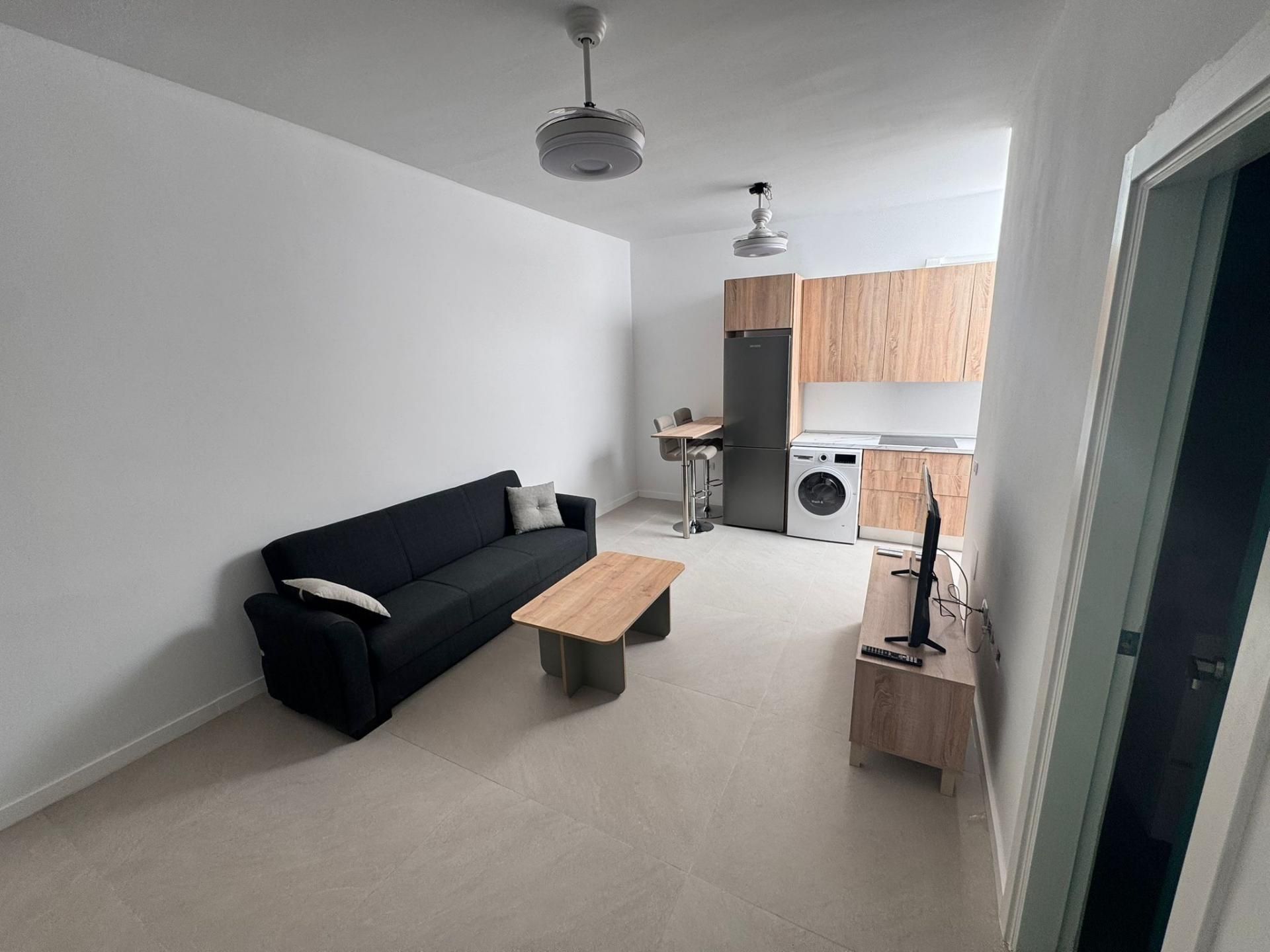 Sala d'estar de Pis de lloguer en Arico amb Parquet i Moblat