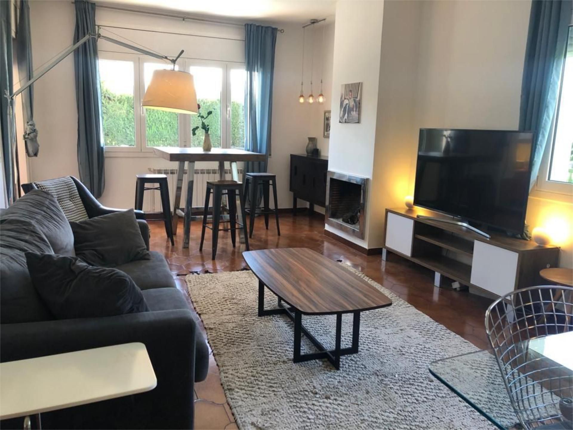 Sala d'estar de Casa o xalet en venda en Rubí amb Terrassa i Piscina
