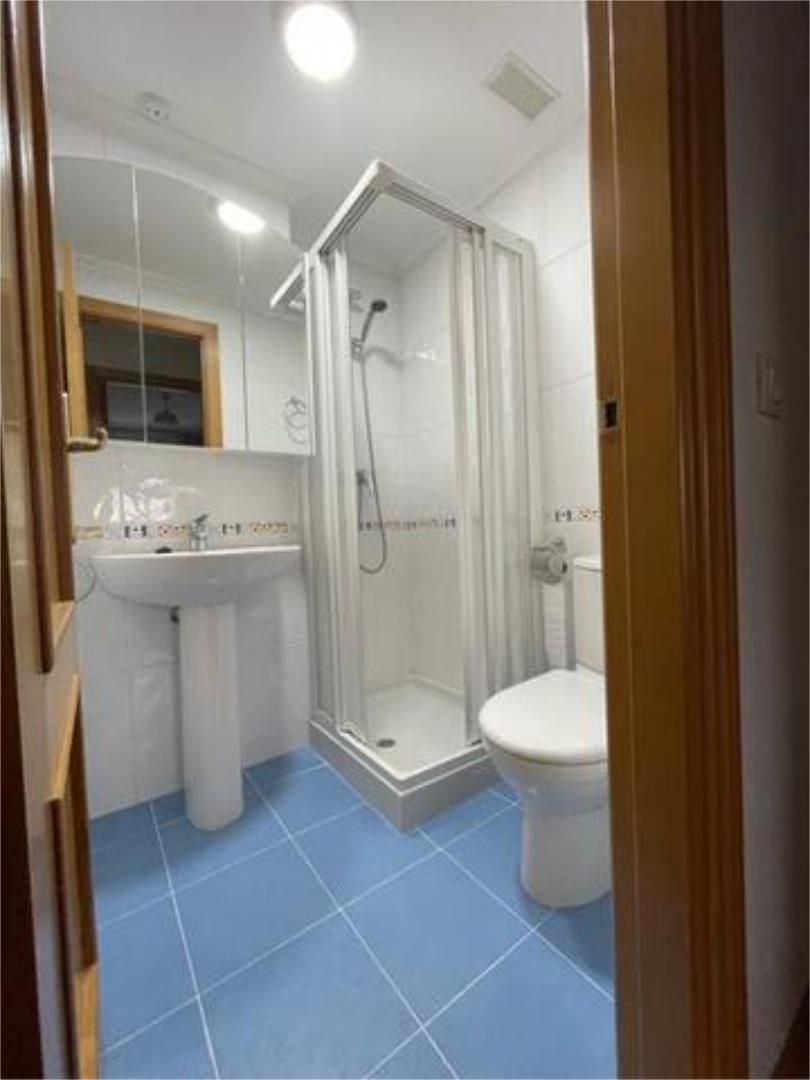 Baño de Piso de alquiler en Santander con Calefacción, Trastero y Piscina