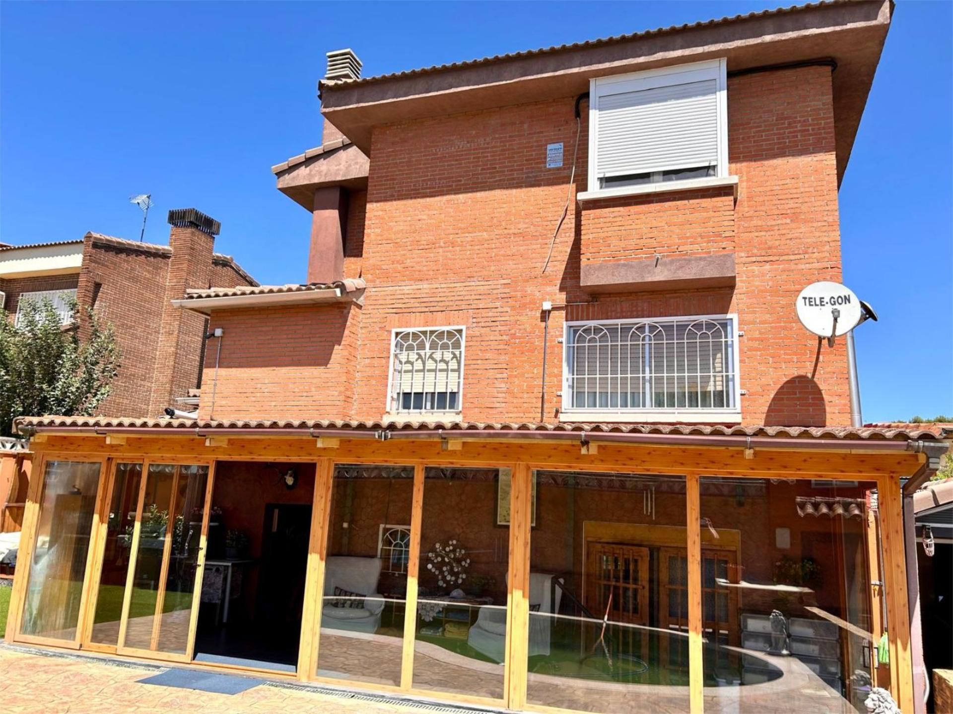 Vista exterior de Casa o xalet en venda en Coslada amb Aire condicionat i Piscina