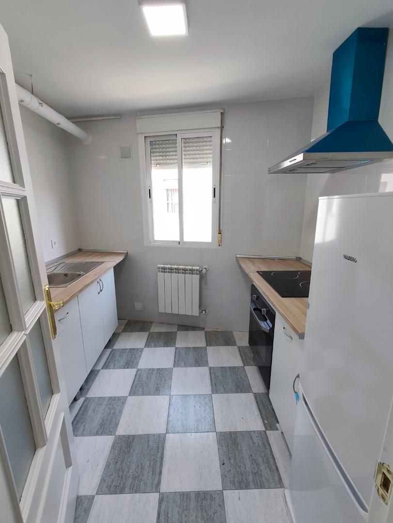 Kitchen of Flat to share in  Madrid Capital  with Heating, Parquet flooring and Furnished