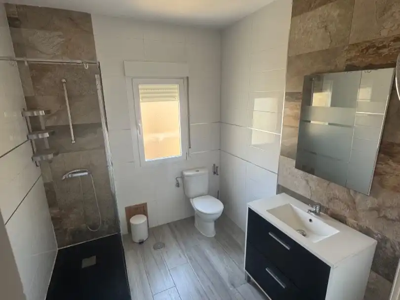 Flat for sale in Avenida de la Reconquista, 18, La Reconquista Bathroom of Flat for sale in Toledo with Air Conditioner, Heating and Private garden