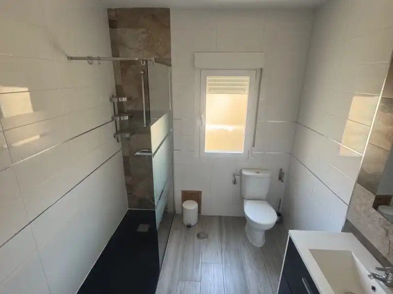 Flat for sale in Avenida de la Reconquista, 18, La Reconquista Bathroom of Flat for sale in Toledo with Air Conditioner, Heating and Private garden