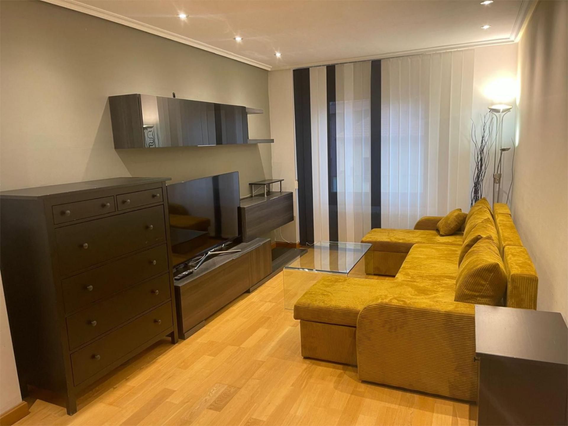 Living room of Flat to rent in Oviedo   with Heating, Parquet flooring and Storage room