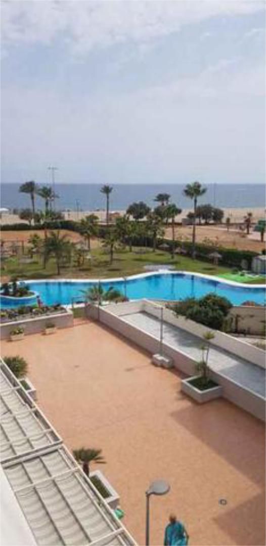 Piscina de Apartament de lloguer en Roquetas de Mar amb Calefacció, Jardí privat i Terrassa