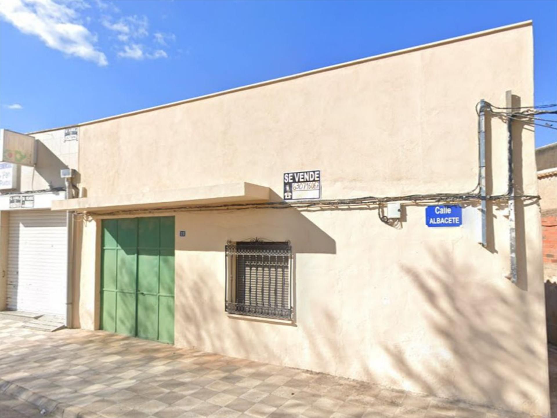 Vista exterior de Local en venda en Barrax amb Aire condicionat i Moblat