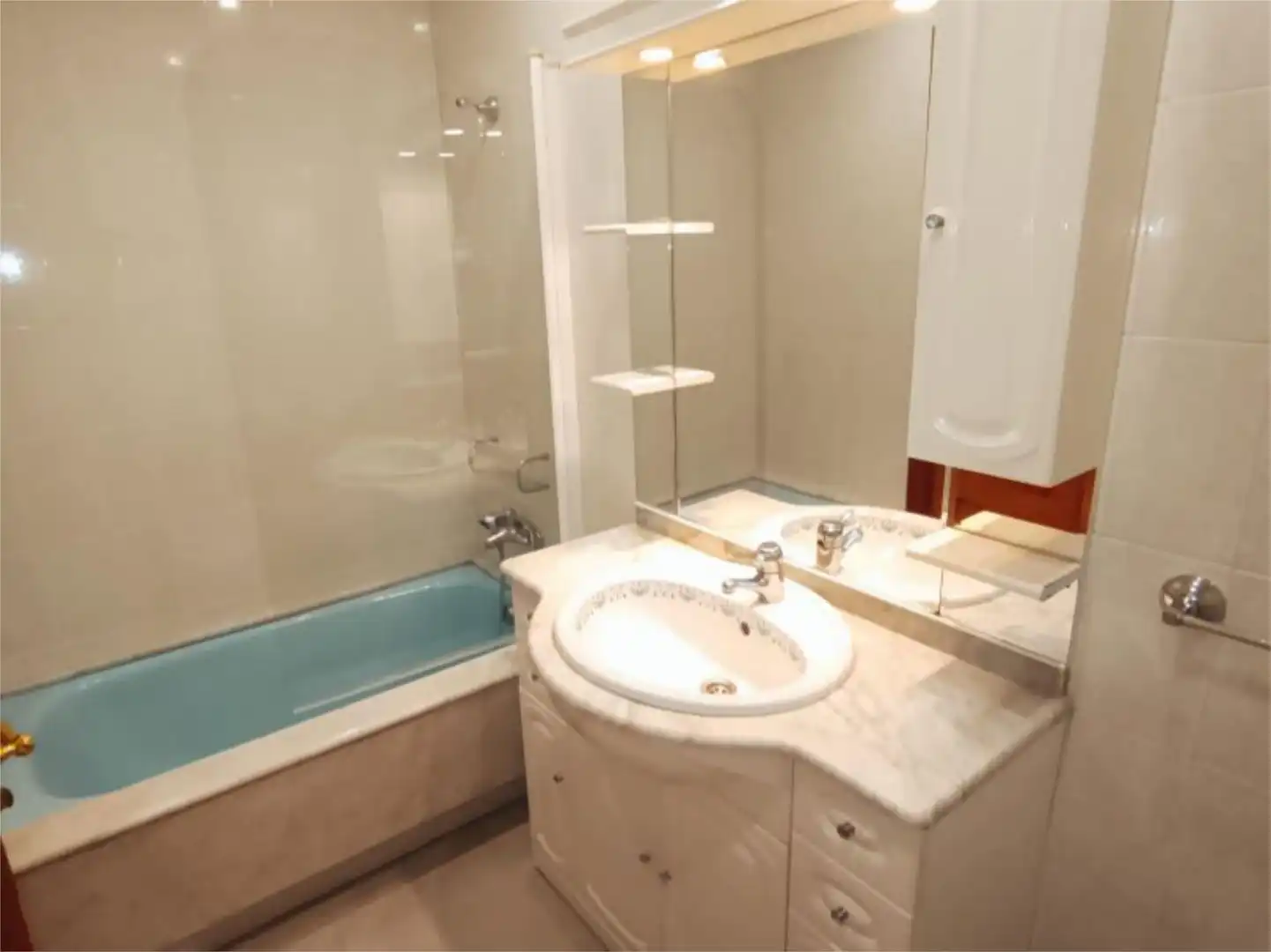 Flat for rent in Ronda das Fontiñas, 23, San Roque - As Fontiñas Bathroom of Flat for rent in Lugo with Heating, Parquet flooring and Furnished
